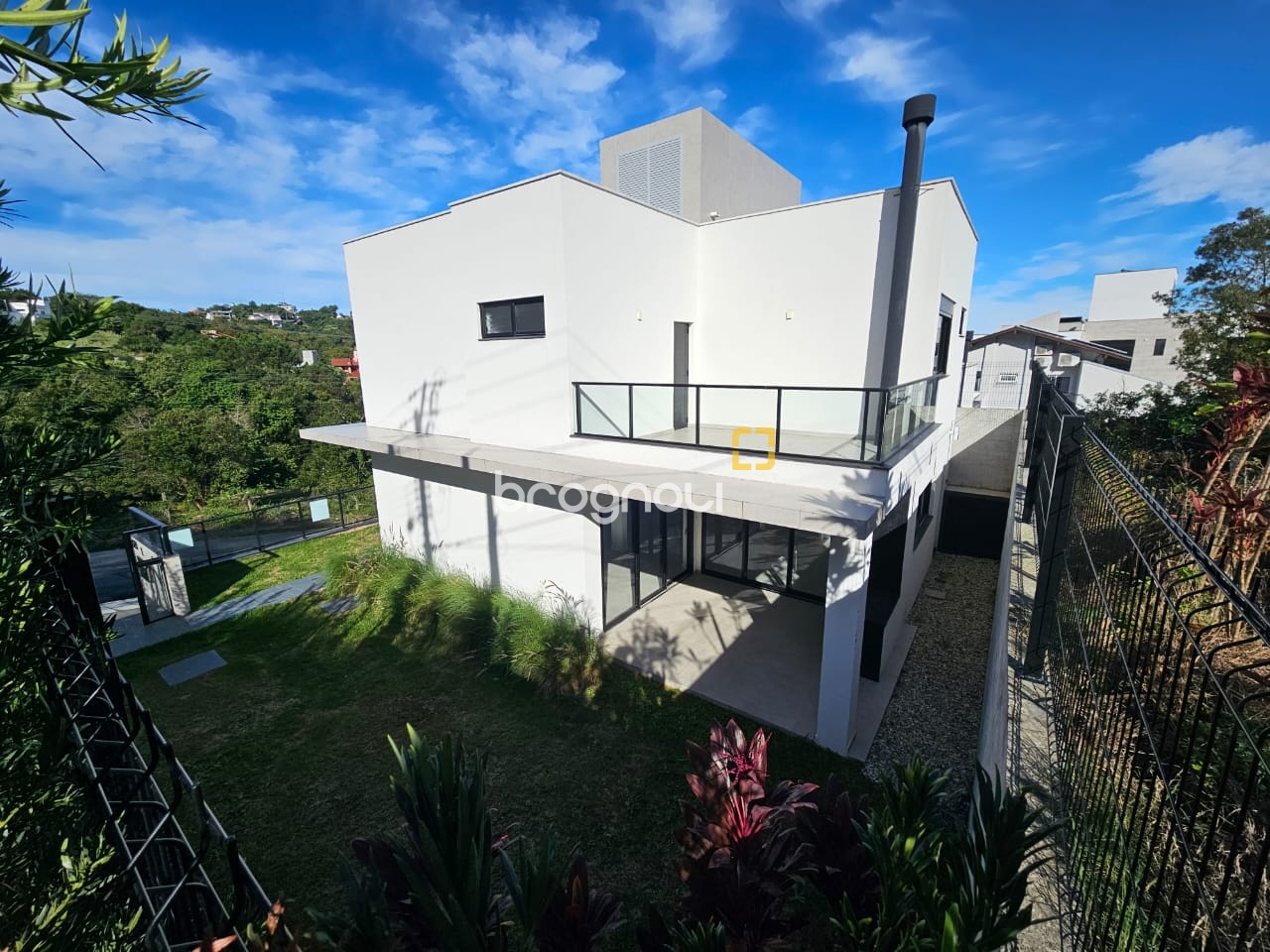 Casa com 238m², 3 quartos (sendo 3 suítes), 2 garagens, no bairro João Paulo em Florianópolis