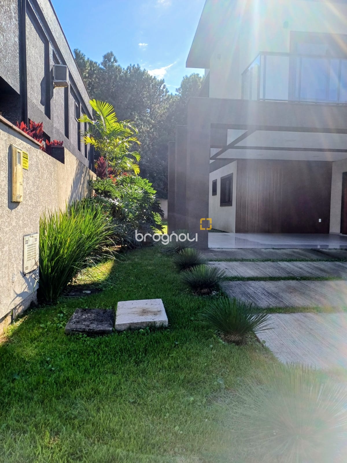 Casa de Condomínio com 260m², 4 quartos (sendo 3 suítes), 2 garagens, no bairro São João do Rio Vermelho em Florianópolis
