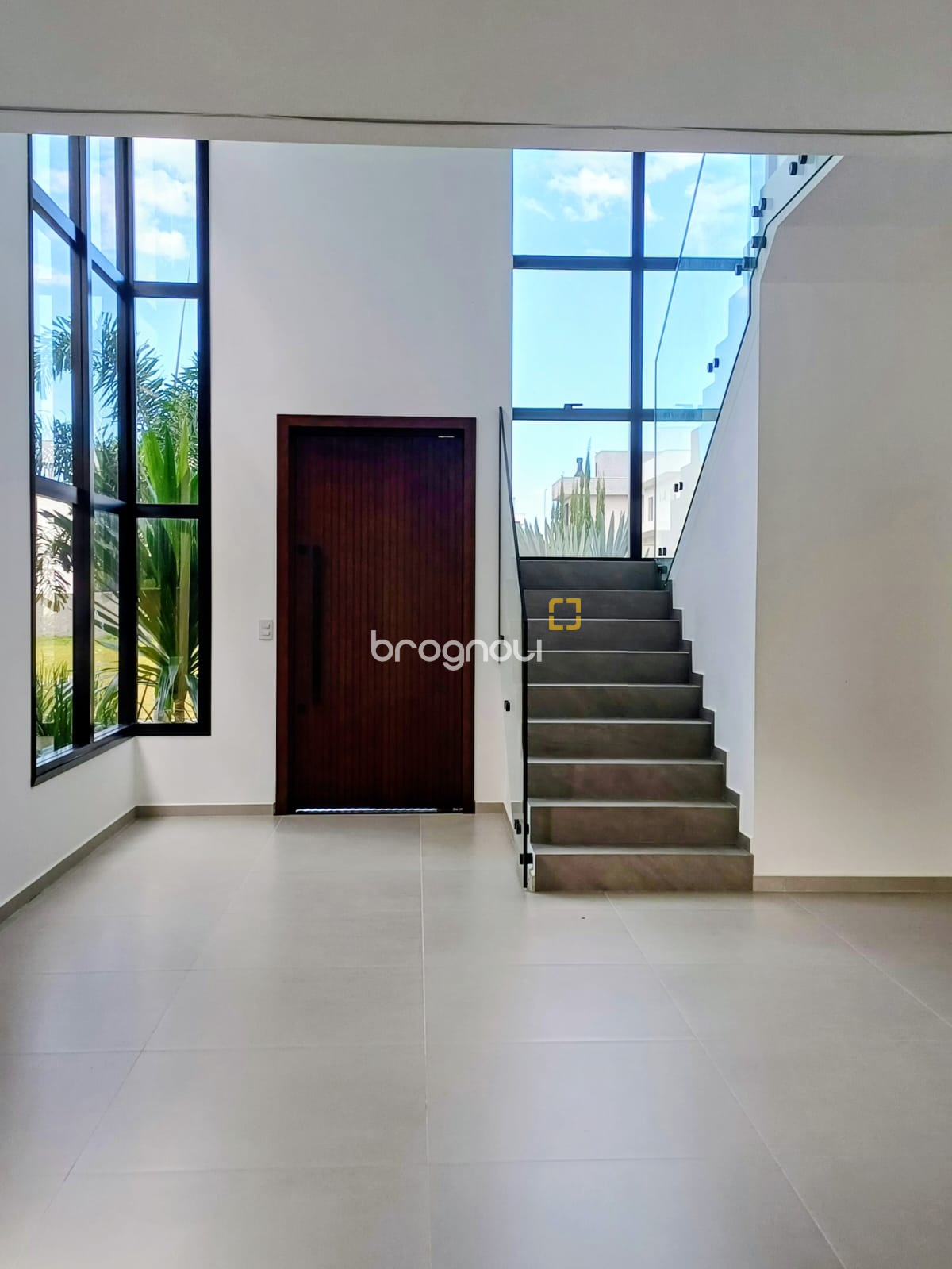Casa de Condomínio com 260m², 4 quartos (sendo 3 suítes), 2 garagens, no bairro São João do Rio Vermelho em Florianópolis