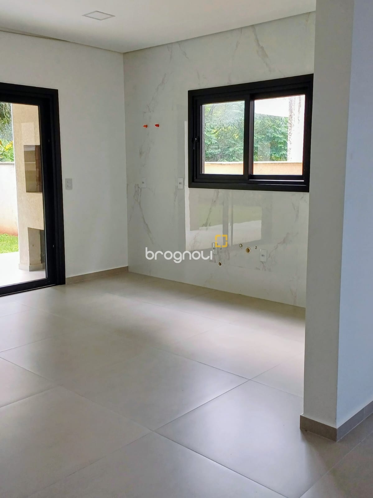 Casa de Condomínio com 260m², 4 quartos (sendo 3 suítes), 2 garagens, no bairro São João do Rio Vermelho em Florianópolis