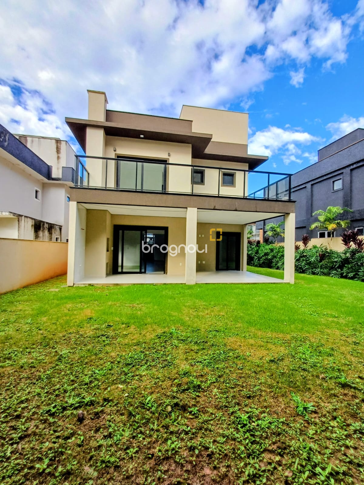 Casa de Condomínio com 260m², 4 quartos (sendo 3 suítes), 2 garagens, no bairro São João do Rio Vermelho em Florianópolis