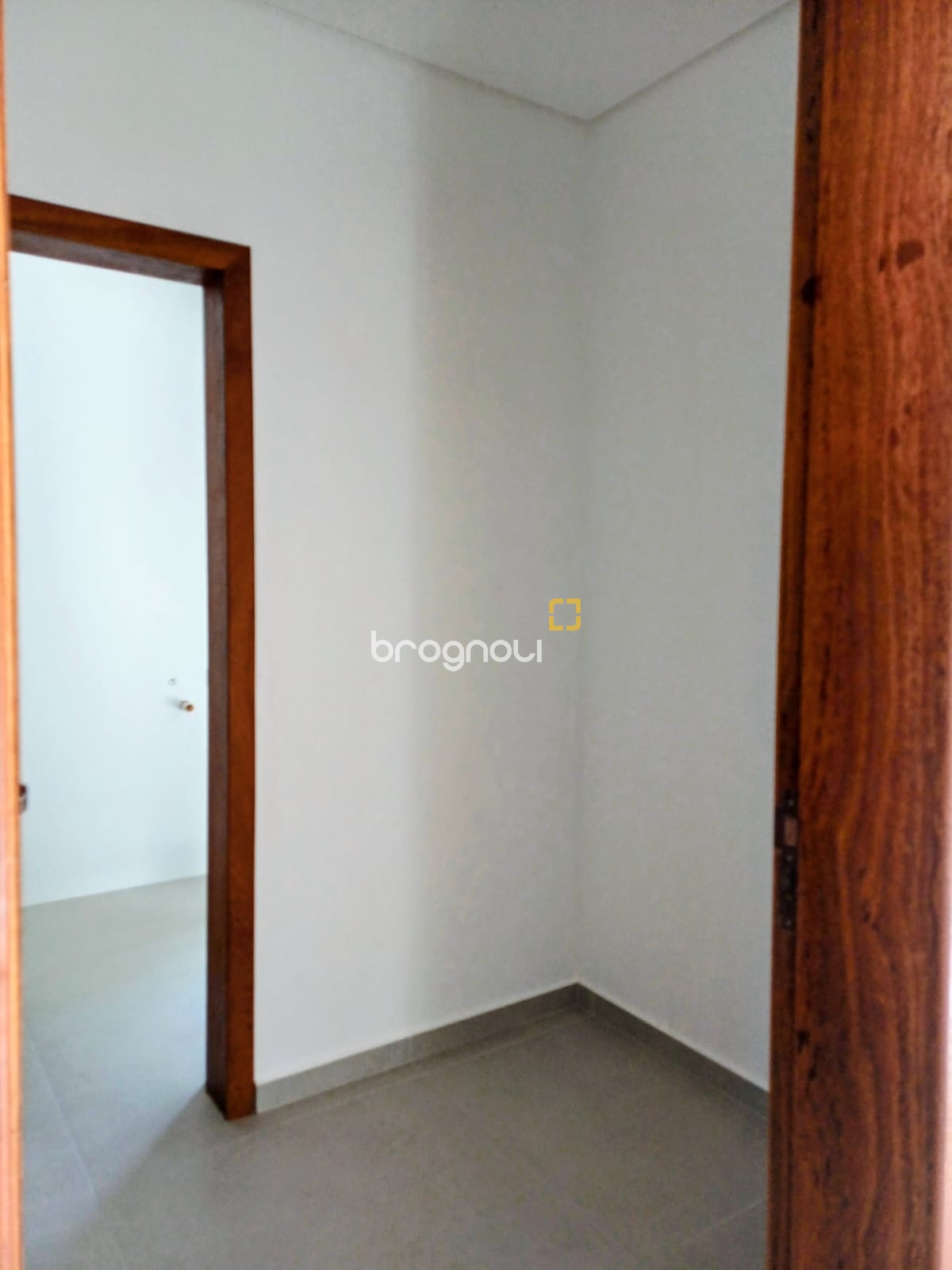 Casa de Condomínio com 260m², 4 quartos (sendo 3 suítes), 2 garagens, no bairro São João do Rio Vermelho em Florianópolis