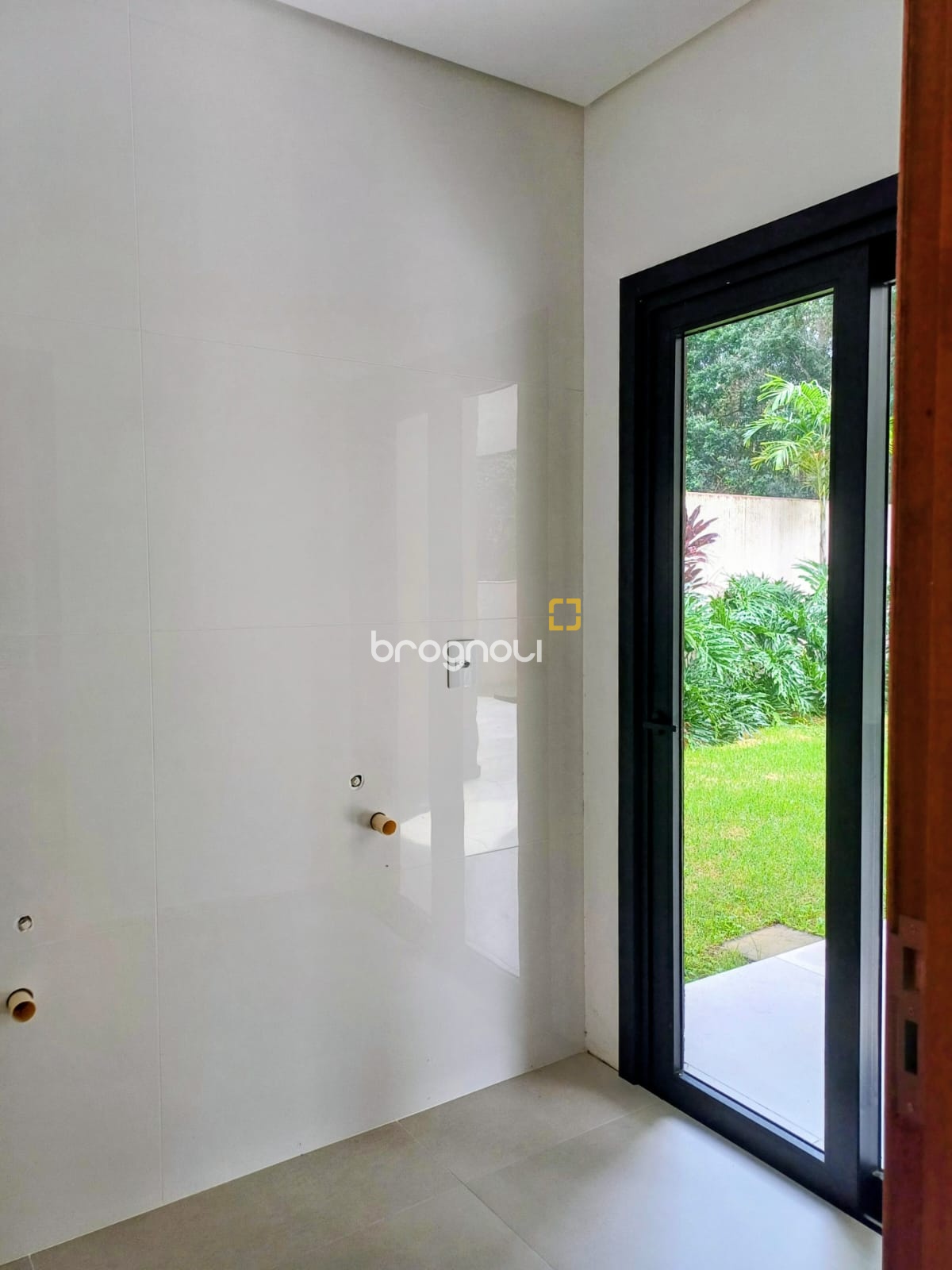 Casa de Condomínio com 260m², 4 quartos (sendo 3 suítes), 2 garagens, no bairro São João do Rio Vermelho em Florianópolis