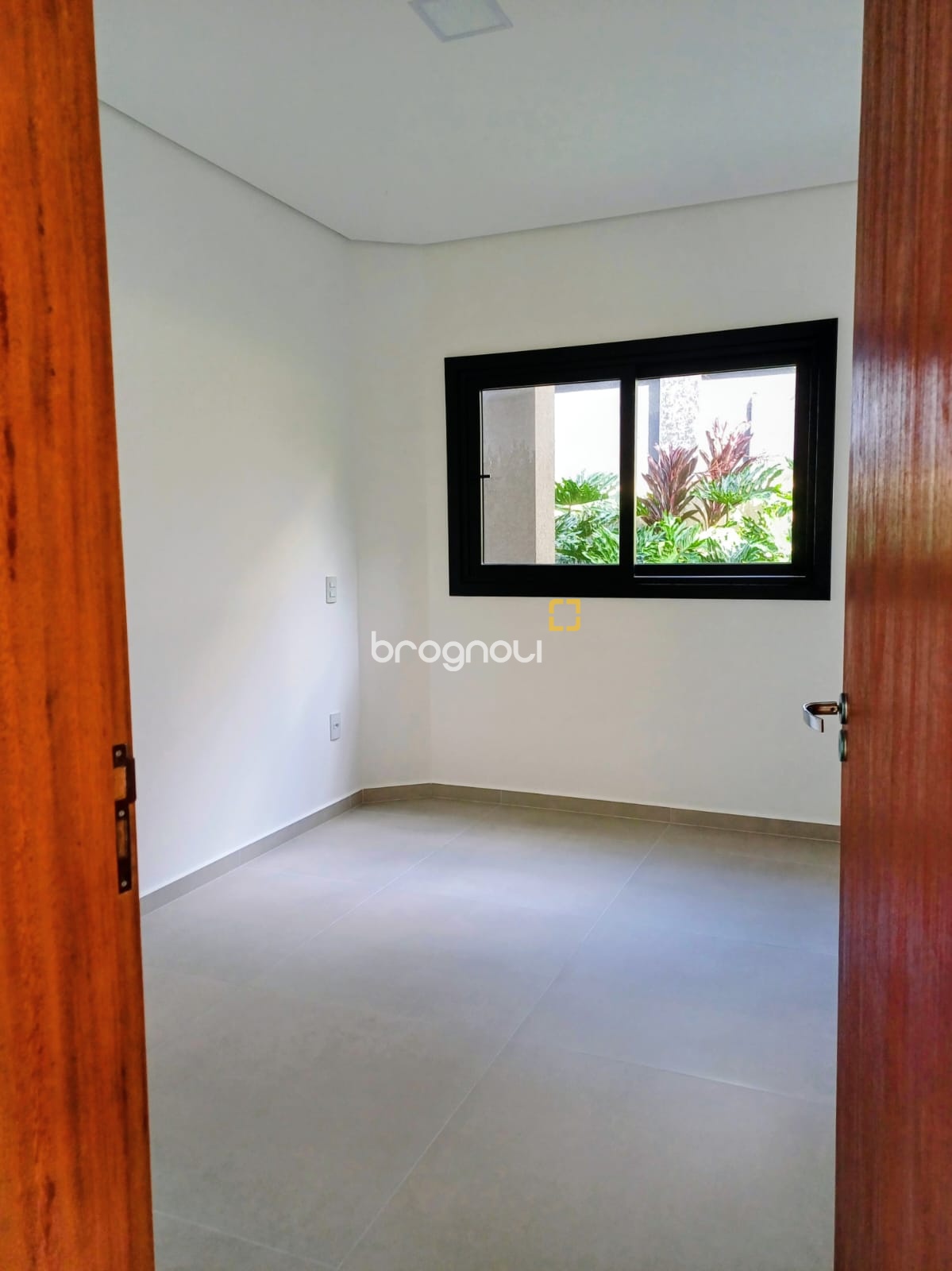 Casa de Condomínio com 260m², 4 quartos (sendo 3 suítes), 2 garagens, no bairro São João do Rio Vermelho em Florianópolis