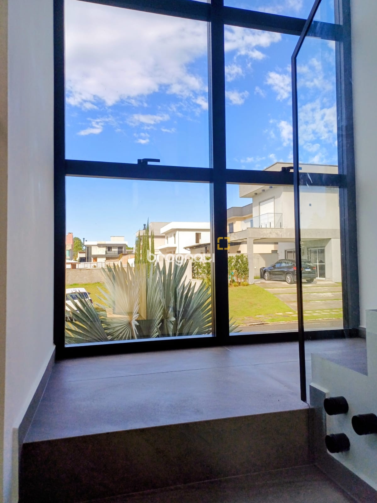 Casa de Condomínio com 260m², 4 quartos (sendo 3 suítes), 2 garagens, no bairro São João do Rio Vermelho em Florianópolis