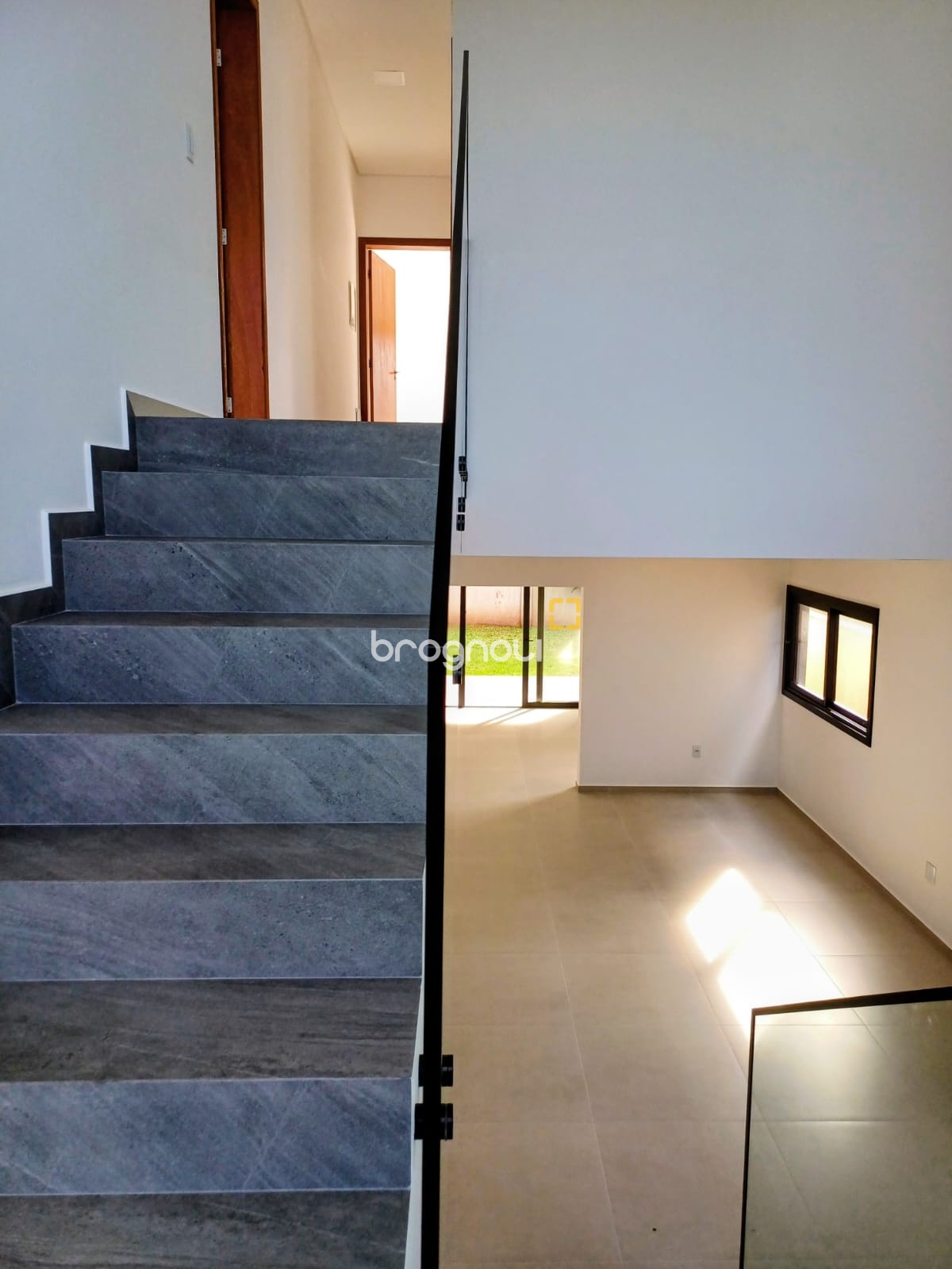 Casa de Condomínio com 260m², 4 quartos (sendo 3 suítes), 2 garagens, no bairro São João do Rio Vermelho em Florianópolis