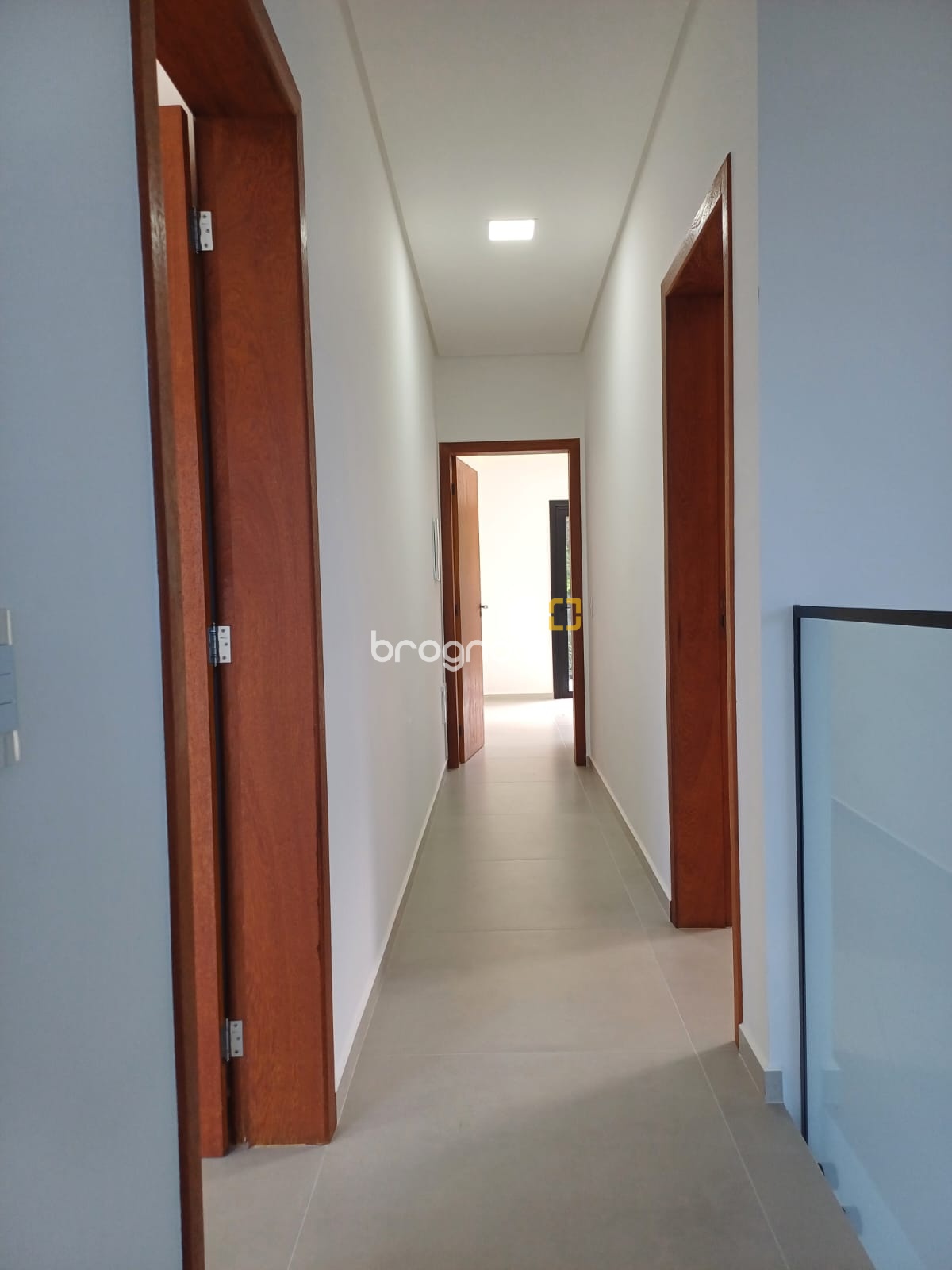 Casa de Condomínio com 260m², 4 quartos (sendo 3 suítes), 2 garagens, no bairro São João do Rio Vermelho em Florianópolis
