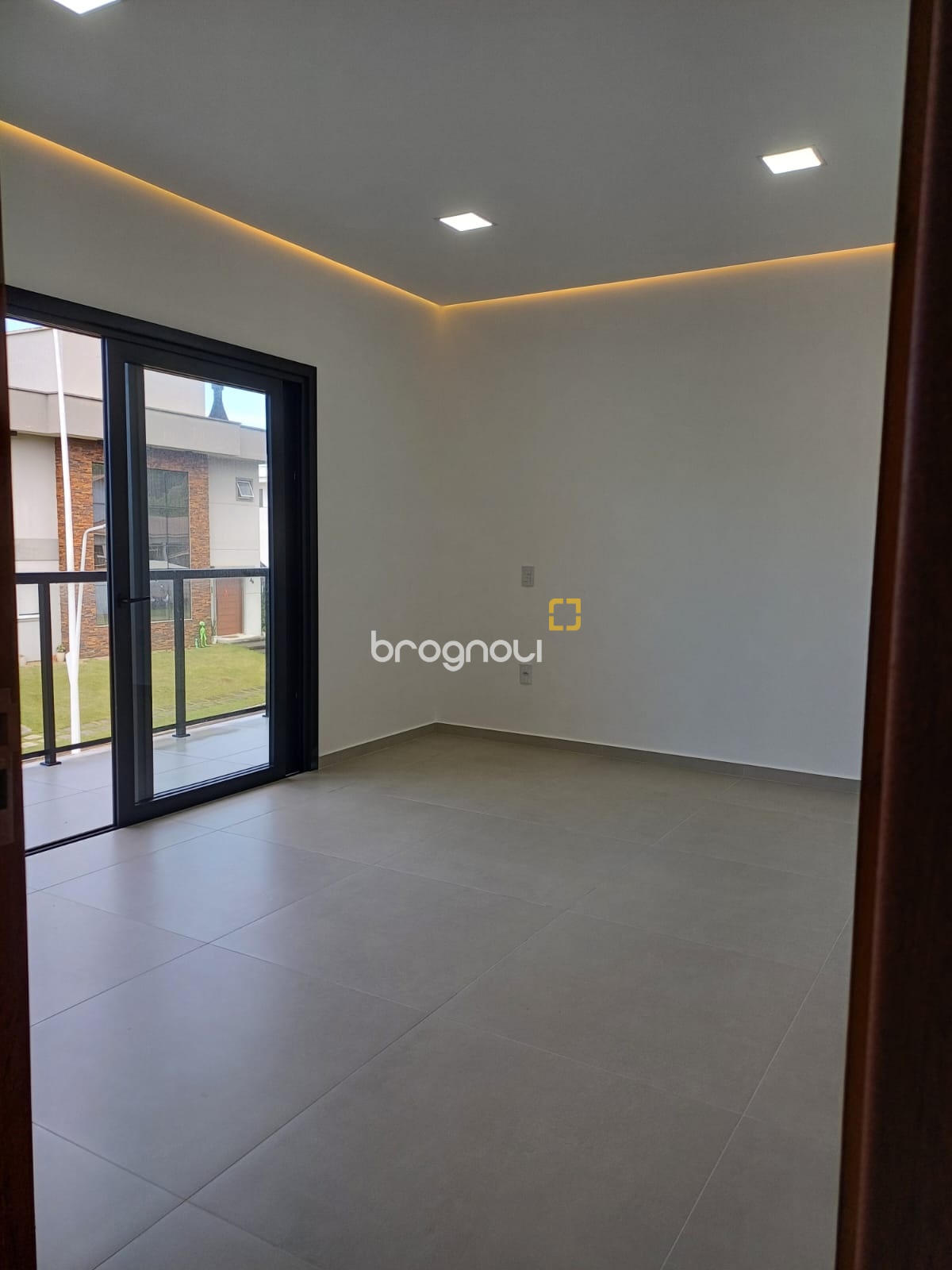 Casa de Condomínio com 260m², 4 quartos (sendo 3 suítes), 2 garagens, no bairro São João do Rio Vermelho em Florianópolis