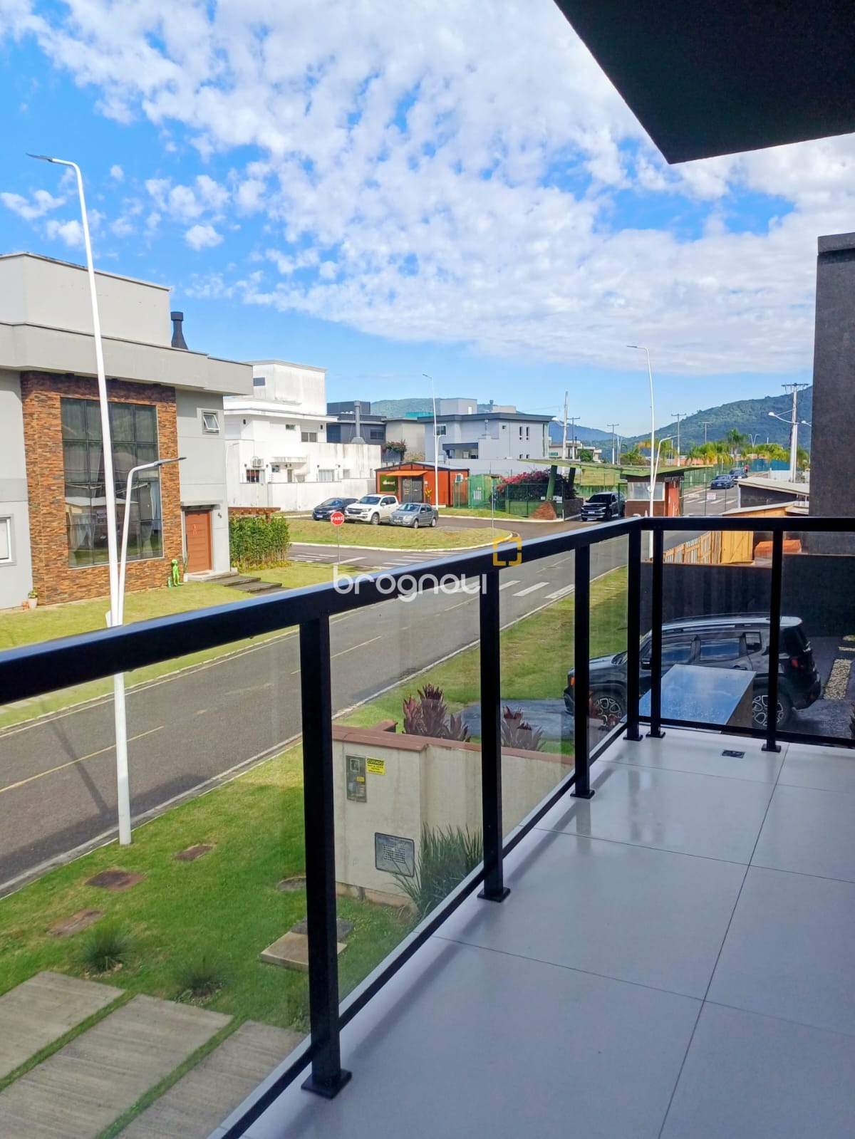 Casa de Condomínio com 260m², 4 quartos (sendo 3 suítes), 2 garagens, no bairro São João do Rio Vermelho em Florianópolis