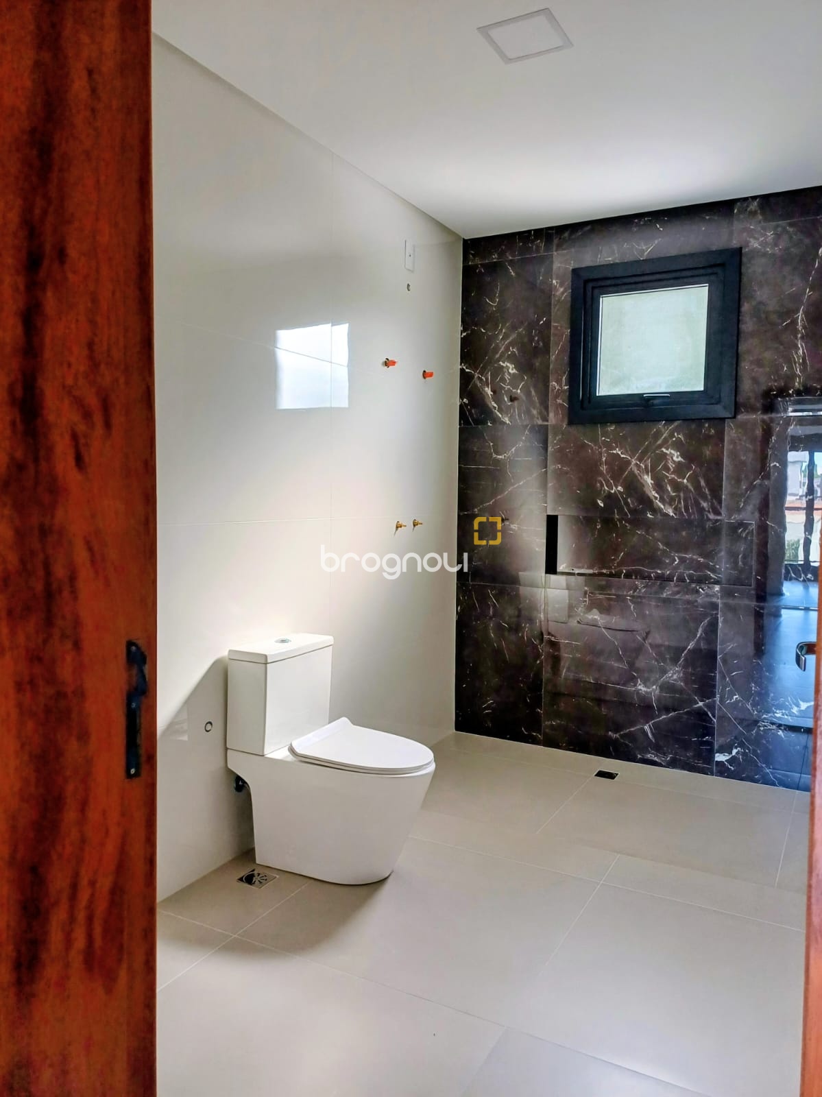 Casa de Condomínio com 260m², 4 quartos (sendo 3 suítes), 2 garagens, no bairro São João do Rio Vermelho em Florianópolis