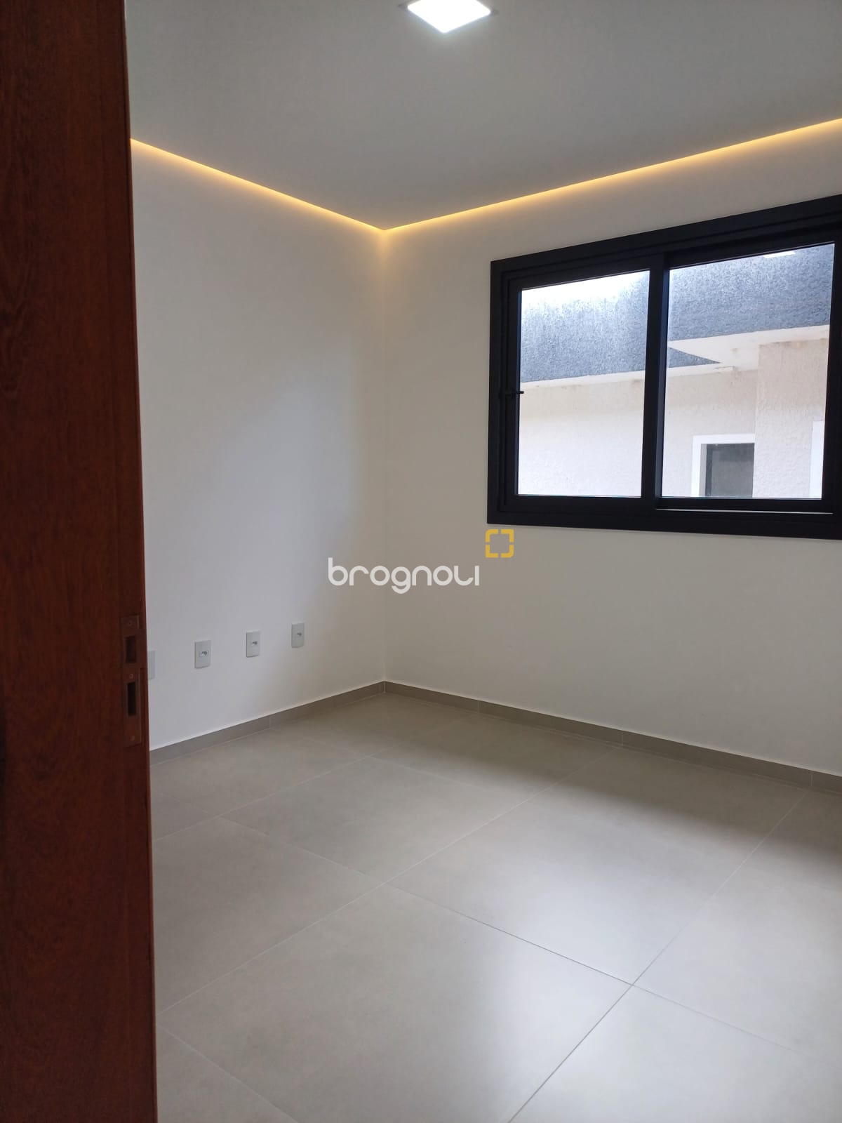 Casa de Condomínio com 260m², 4 quartos (sendo 3 suítes), 2 garagens, no bairro São João do Rio Vermelho em Florianópolis