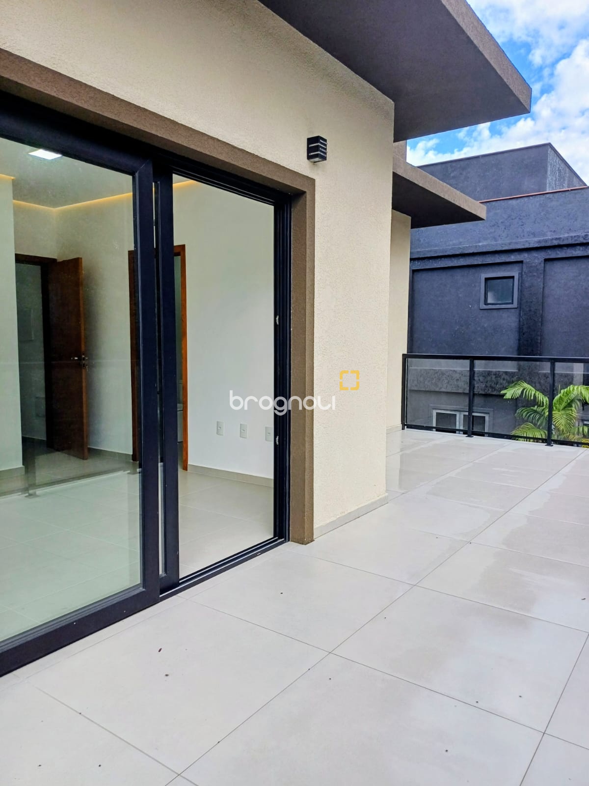 Casa de Condomínio com 260m², 4 quartos (sendo 3 suítes), 2 garagens, no bairro São João do Rio Vermelho em Florianópolis