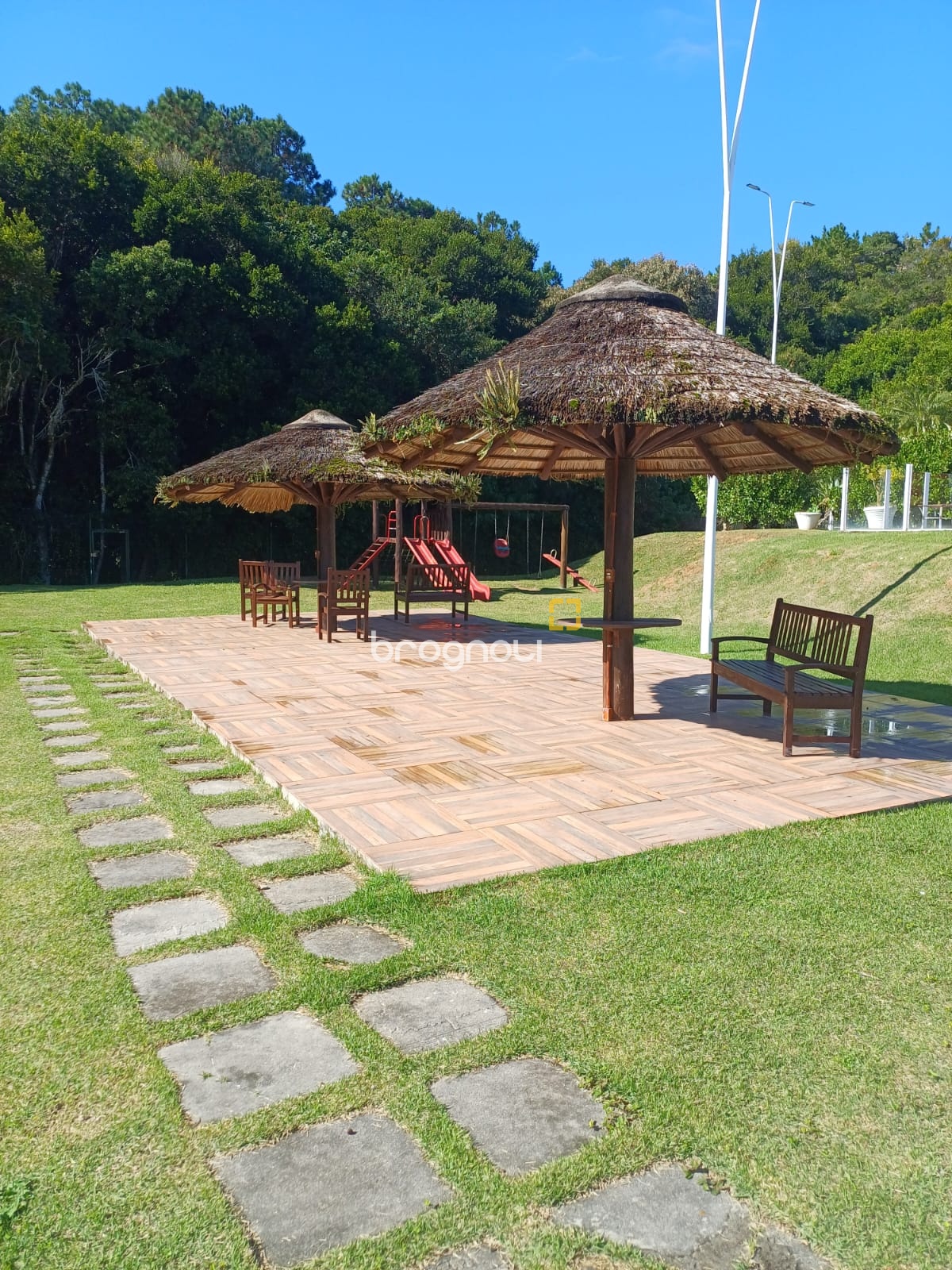 Casa de Condomínio com 260m², 4 quartos (sendo 3 suítes), 2 garagens, no bairro São João do Rio Vermelho em Florianópolis
