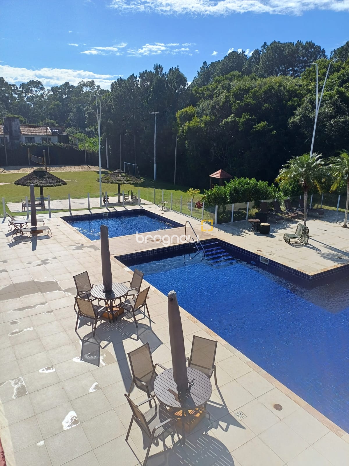 Casa de Condomínio com 260m², 4 quartos (sendo 3 suítes), 2 garagens, no bairro São João do Rio Vermelho em Florianópolis