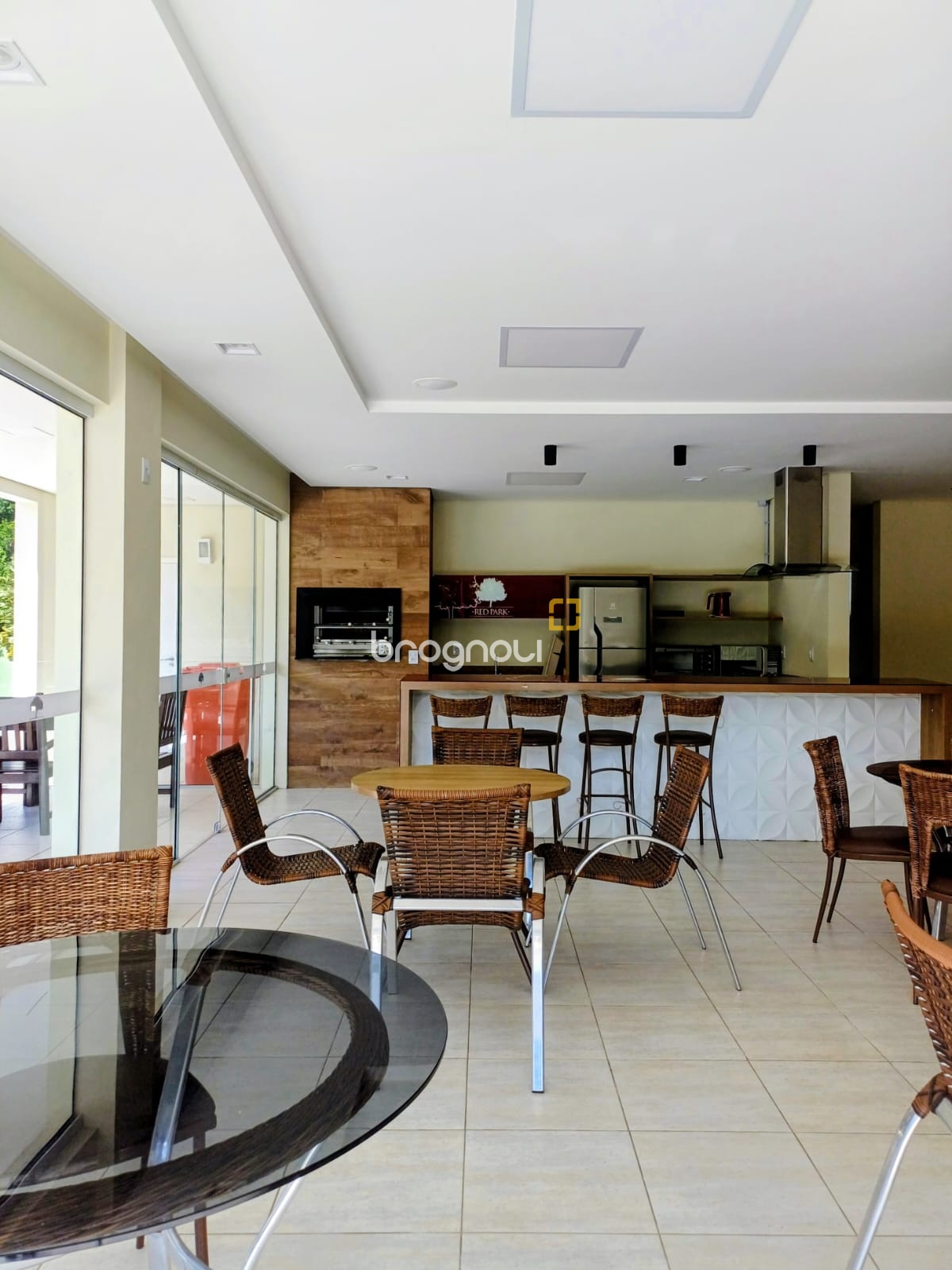 Casa de Condomínio com 260m², 4 quartos (sendo 3 suítes), 2 garagens, no bairro São João do Rio Vermelho em Florianópolis