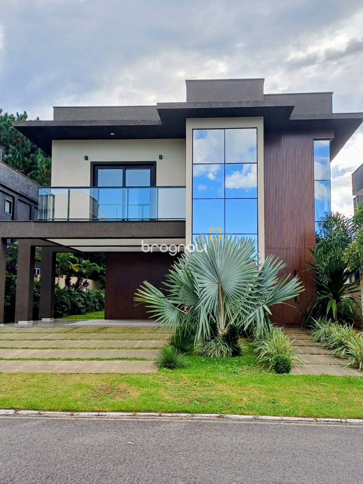 Casa de Condomínio com 260m², 4 quartos (sendo 3 suítes), 2 garagens, no bairro São João do Rio Vermelho em Florianópolis