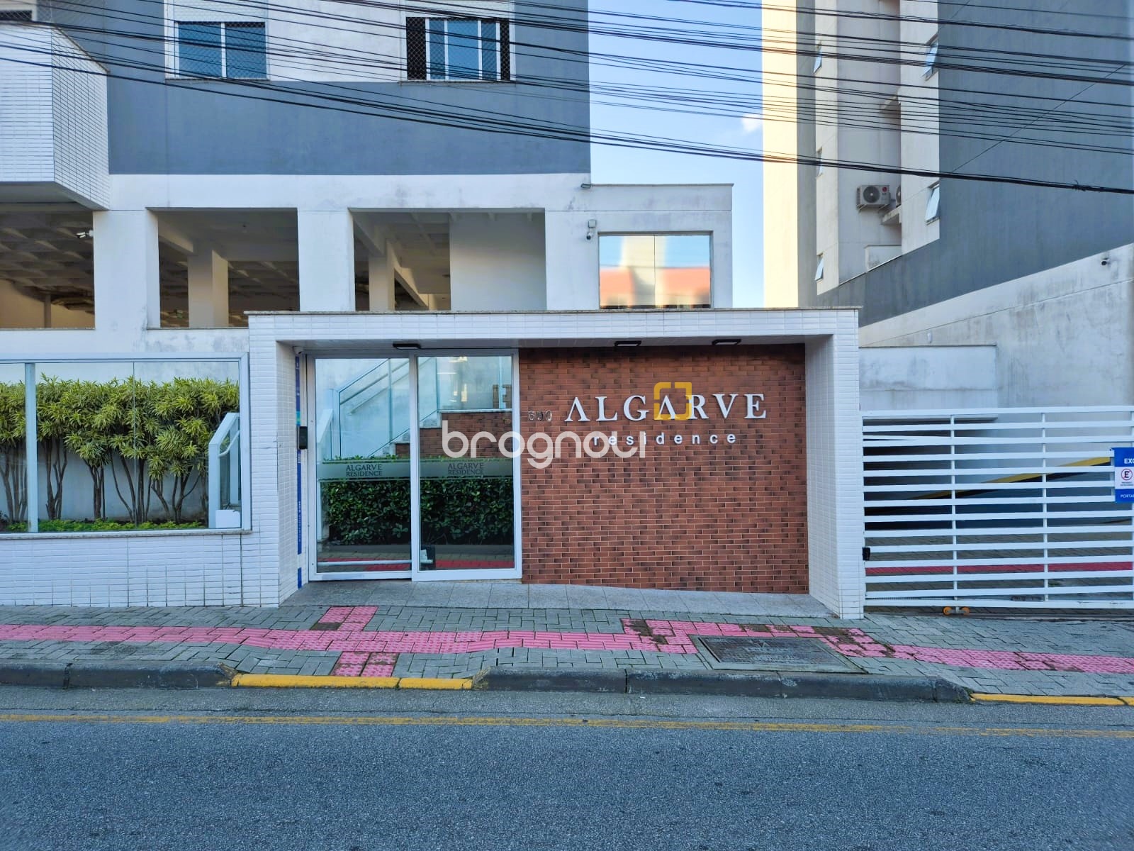 Apartamento com 88m², 2 quartos (sendo 1 suíte), 1 garagem, no bairro Praia Comprida em São José