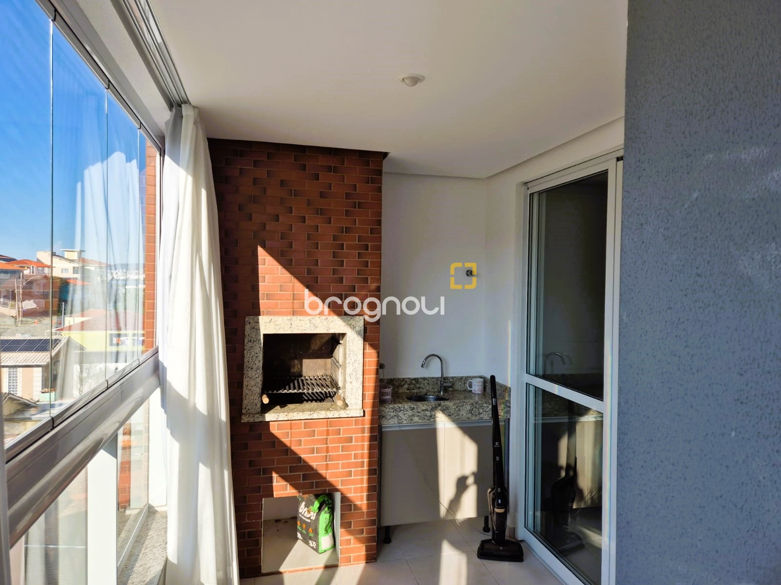 Apartamento com 88m², 2 quartos (sendo 1 suíte), 1 garagem, no bairro Praia Comprida em São José