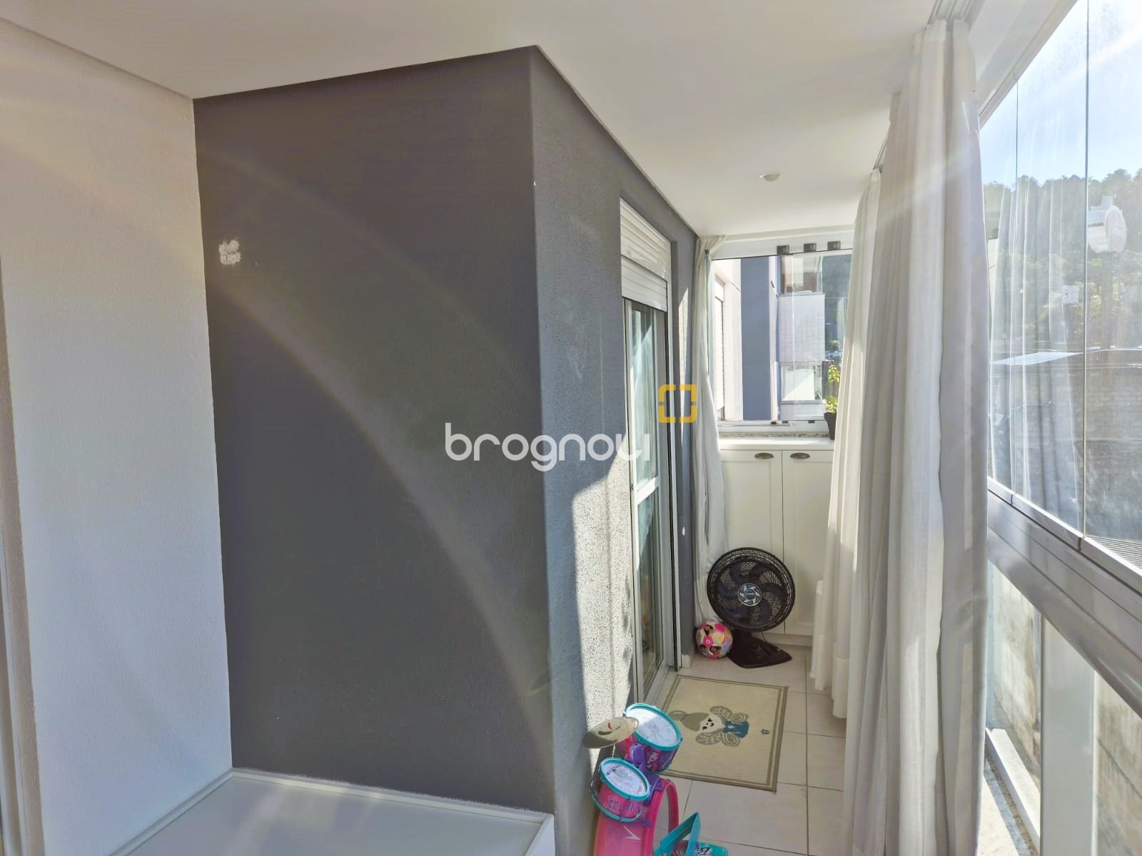 Apartamento com 88m², 2 quartos (sendo 1 suíte), 1 garagem, no bairro Praia Comprida em São José