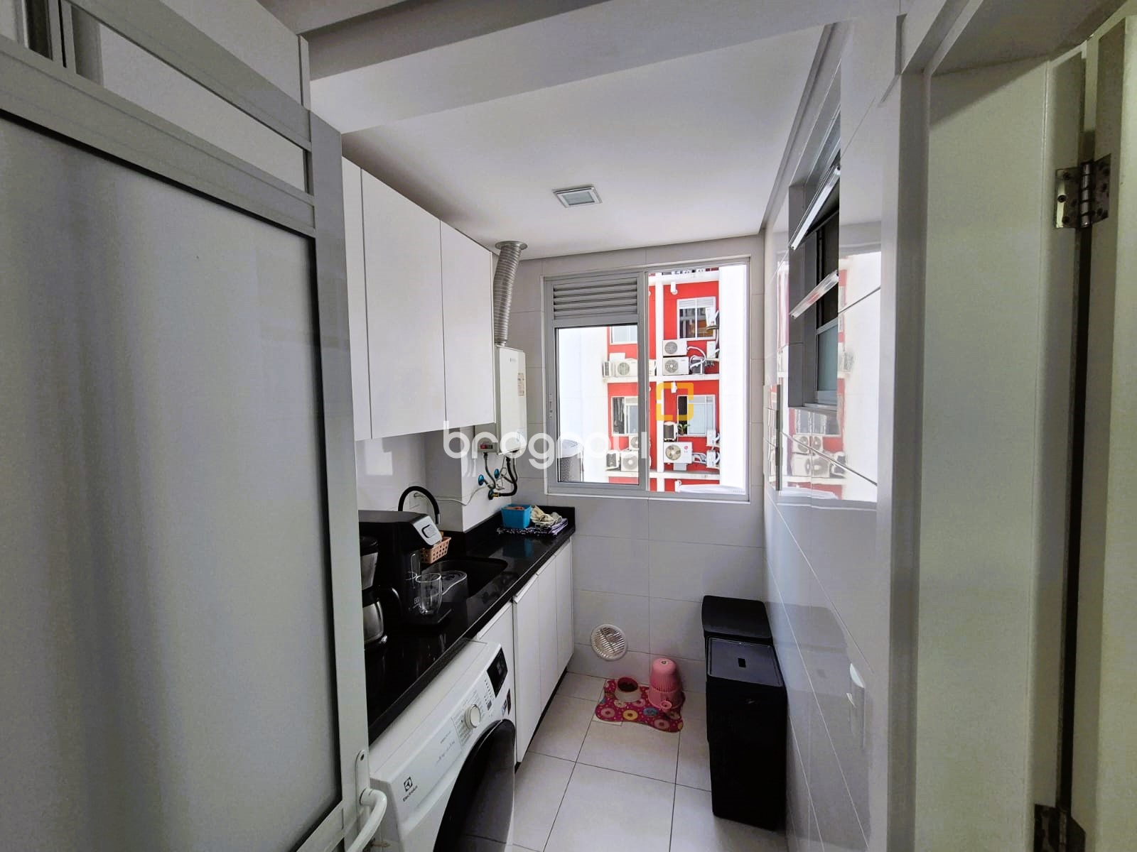 Apartamento com 88m², 2 quartos (sendo 1 suíte), 1 garagem, no bairro Praia Comprida em São José
