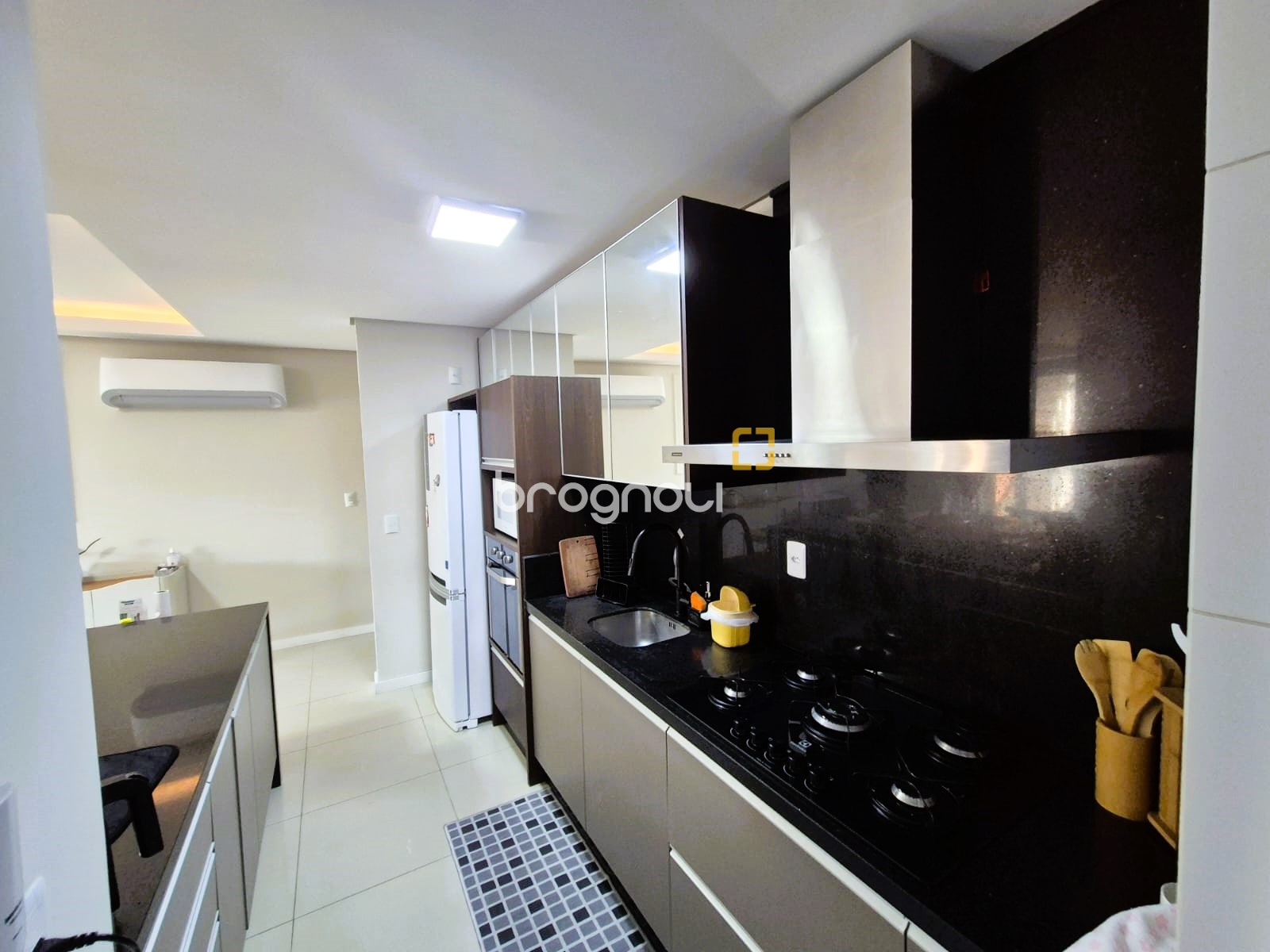 Apartamento com 88m², 2 quartos (sendo 1 suíte), 1 garagem, no bairro Praia Comprida em São José