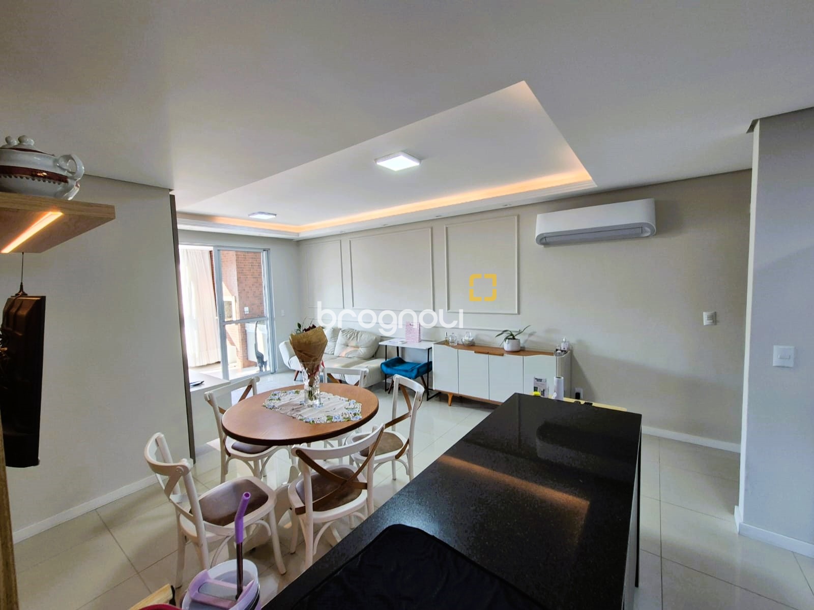 Apartamento com 88m², 2 quartos (sendo 1 suíte), 1 garagem, no bairro Praia Comprida em São José