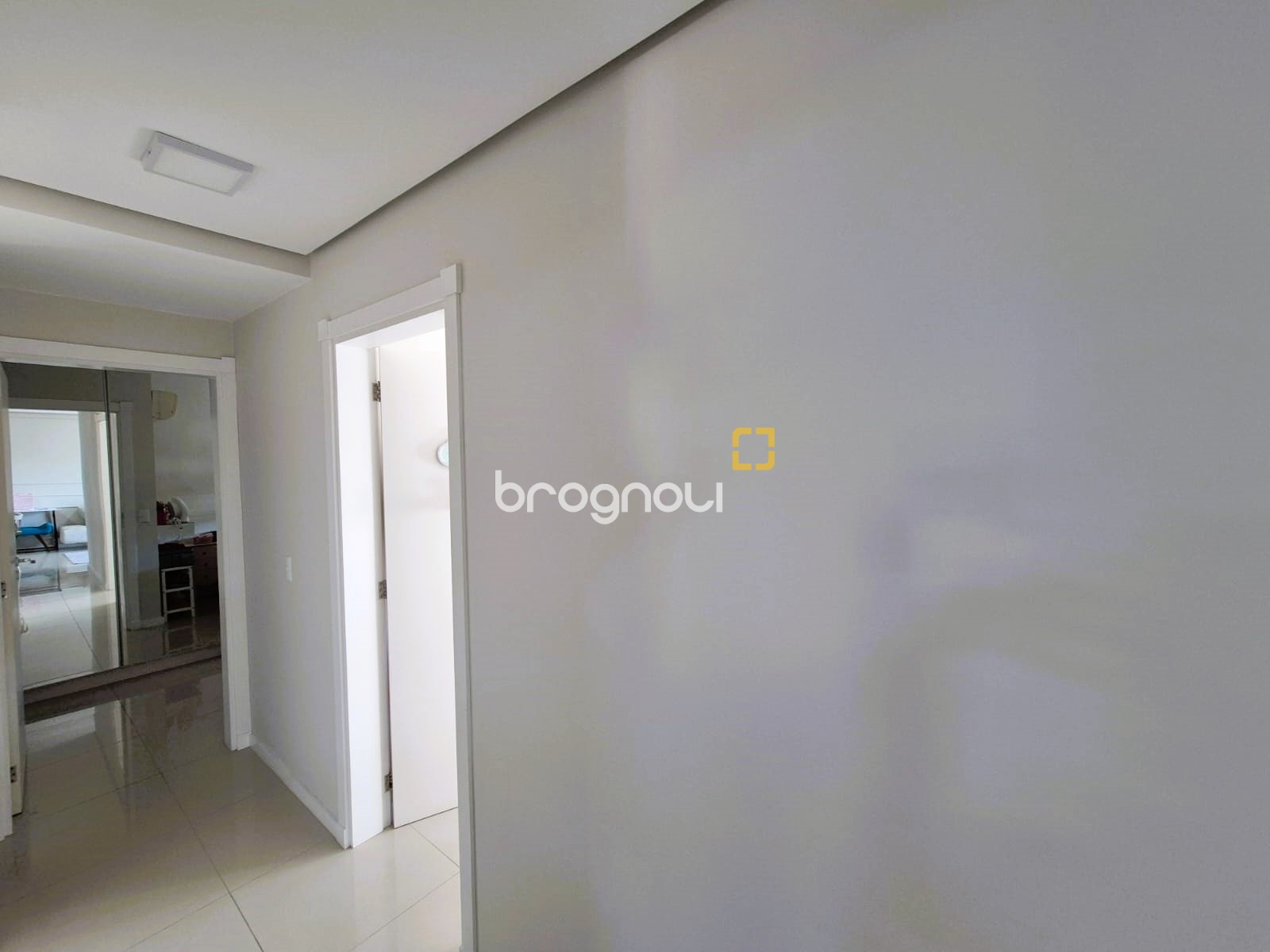 Apartamento com 88m², 2 quartos (sendo 1 suíte), 1 garagem, no bairro Praia Comprida em São José