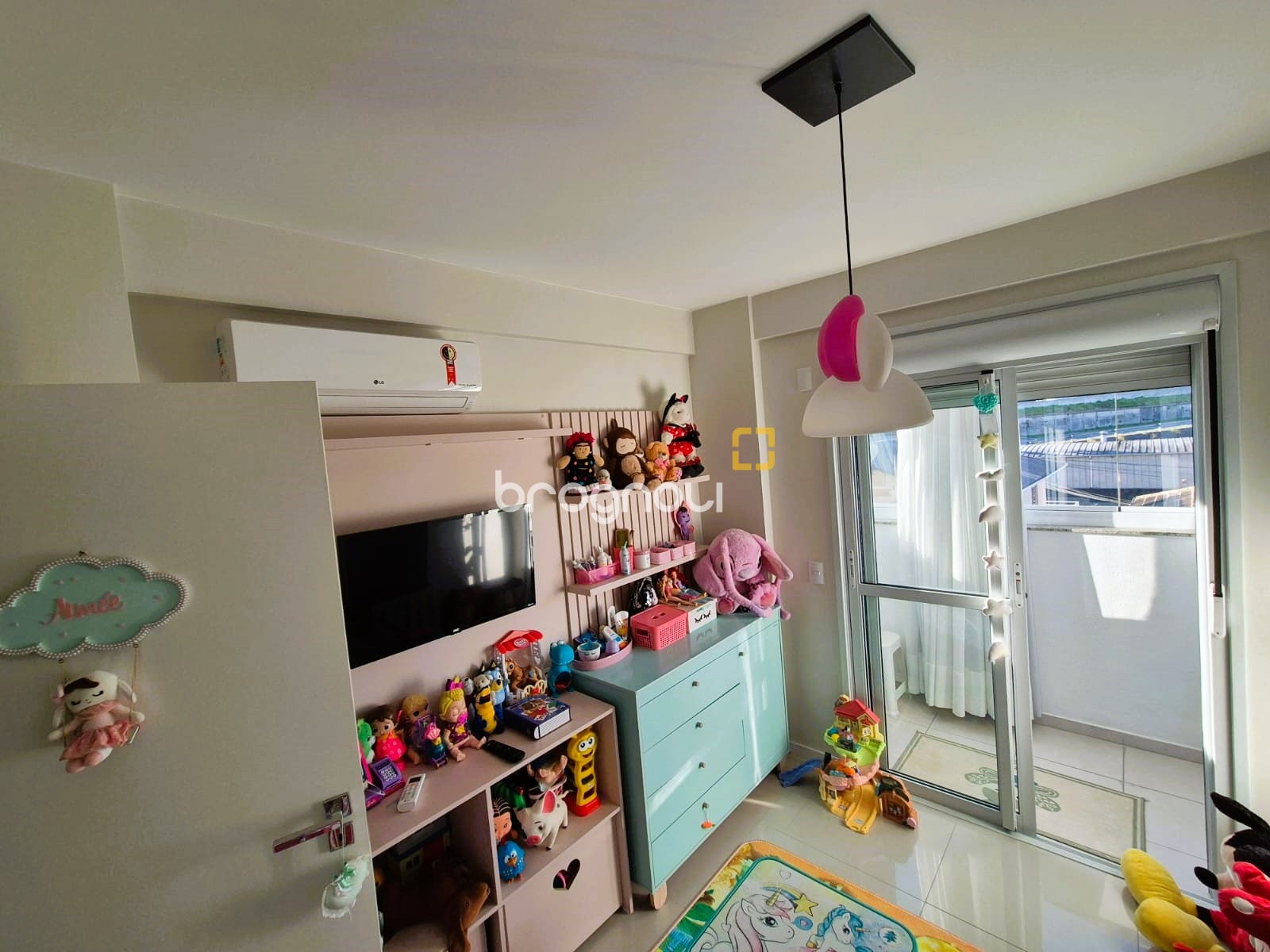 Apartamento com 88m², 2 quartos (sendo 1 suíte), 1 garagem, no bairro Praia Comprida em São José