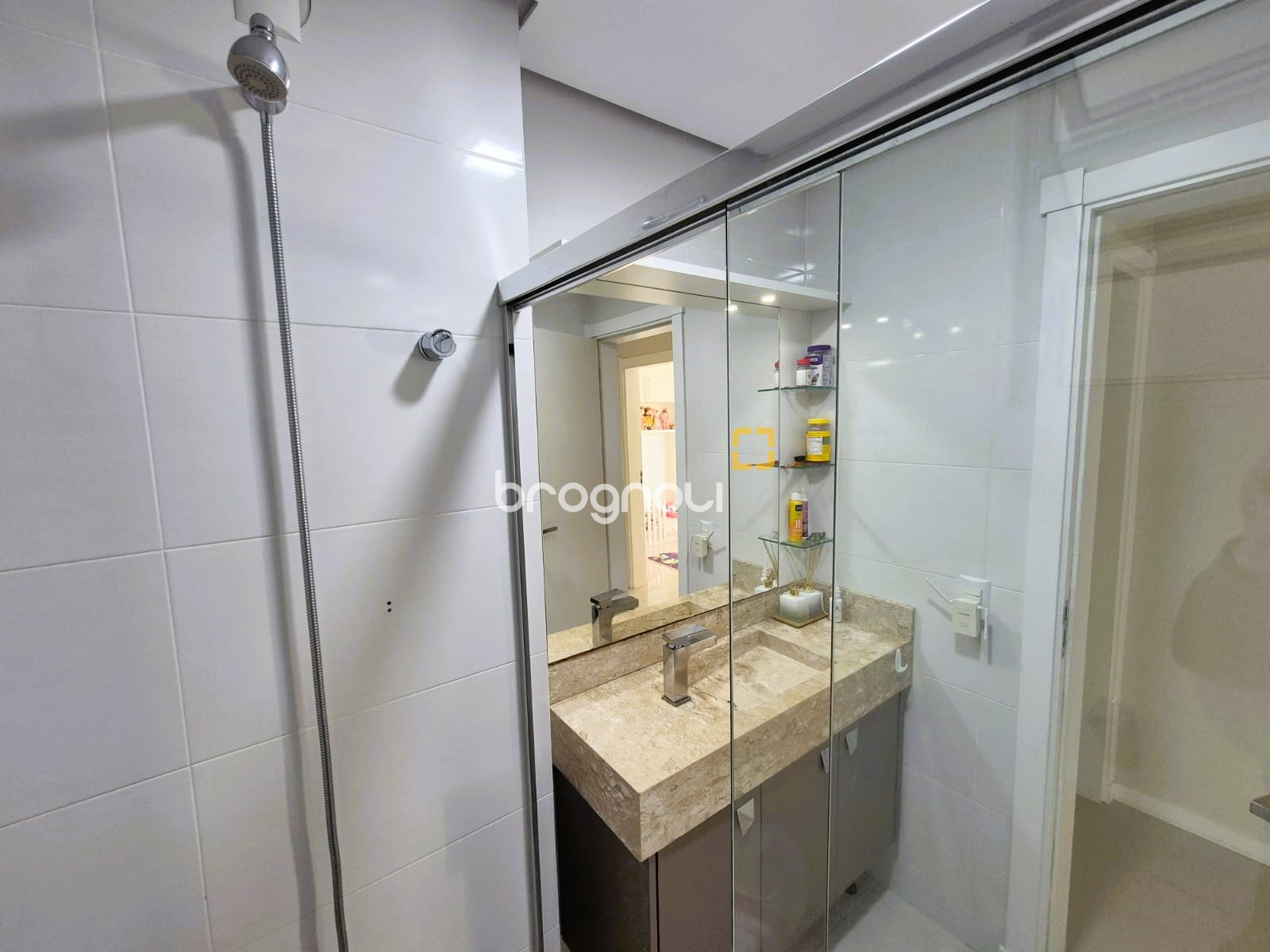 Apartamento com 88m², 2 quartos (sendo 1 suíte), 1 garagem, no bairro Praia Comprida em São José