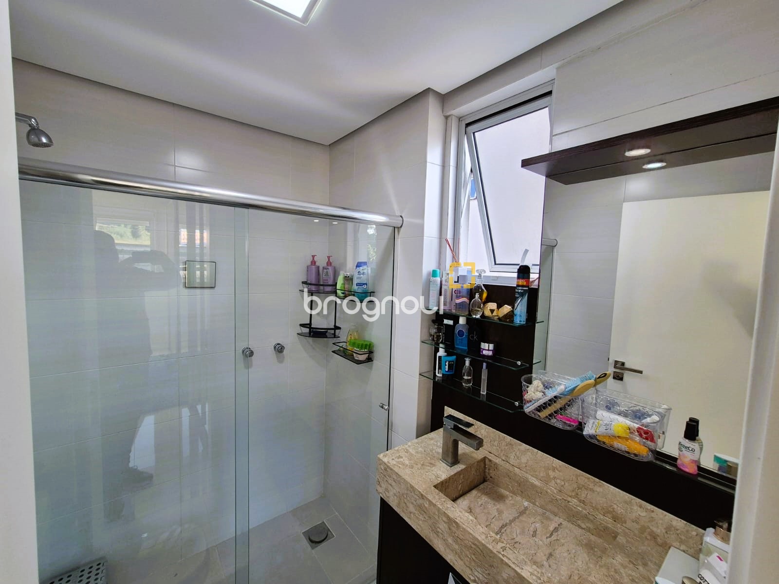 Apartamento com 88m², 2 quartos (sendo 1 suíte), 1 garagem, no bairro Praia Comprida em São José