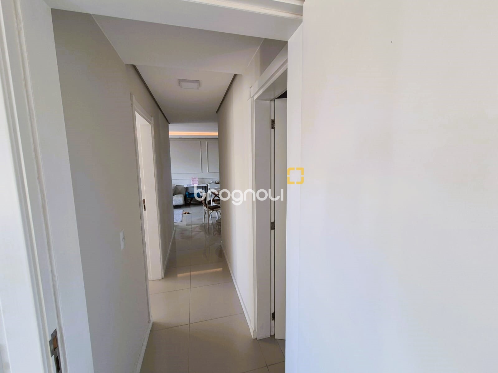 Apartamento com 88m², 2 quartos (sendo 1 suíte), 1 garagem, no bairro Praia Comprida em São José