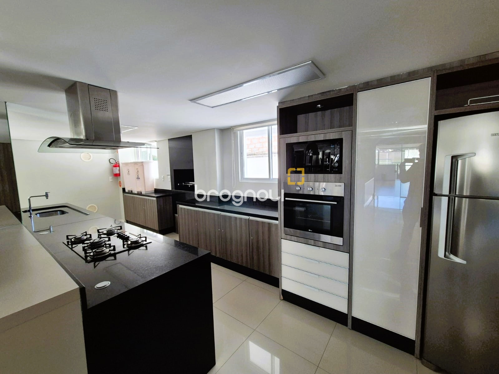 Apartamento com 88m², 2 quartos (sendo 1 suíte), 1 garagem, no bairro Praia Comprida em São José