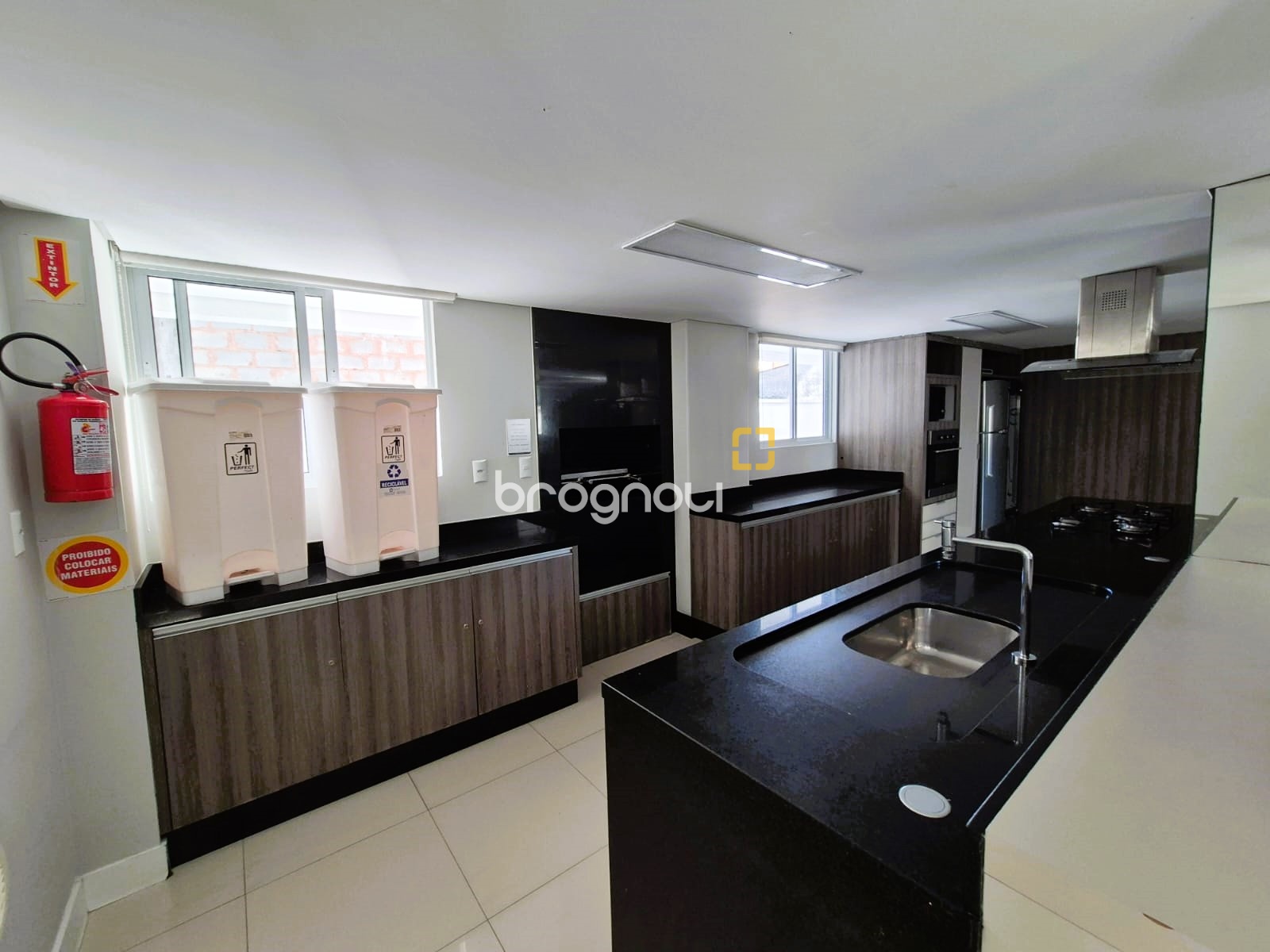 Apartamento com 88m², 2 quartos (sendo 1 suíte), 1 garagem, no bairro Praia Comprida em São José