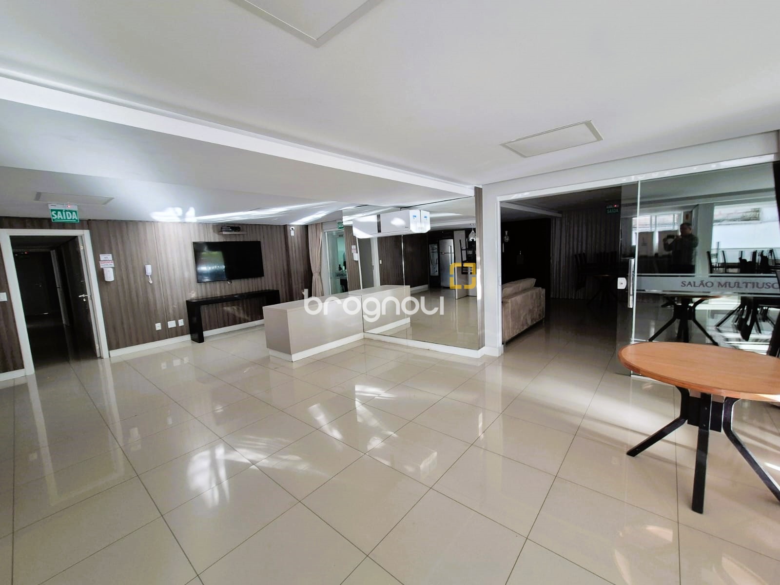Apartamento com 88m², 2 quartos (sendo 1 suíte), 1 garagem, no bairro Praia Comprida em São José