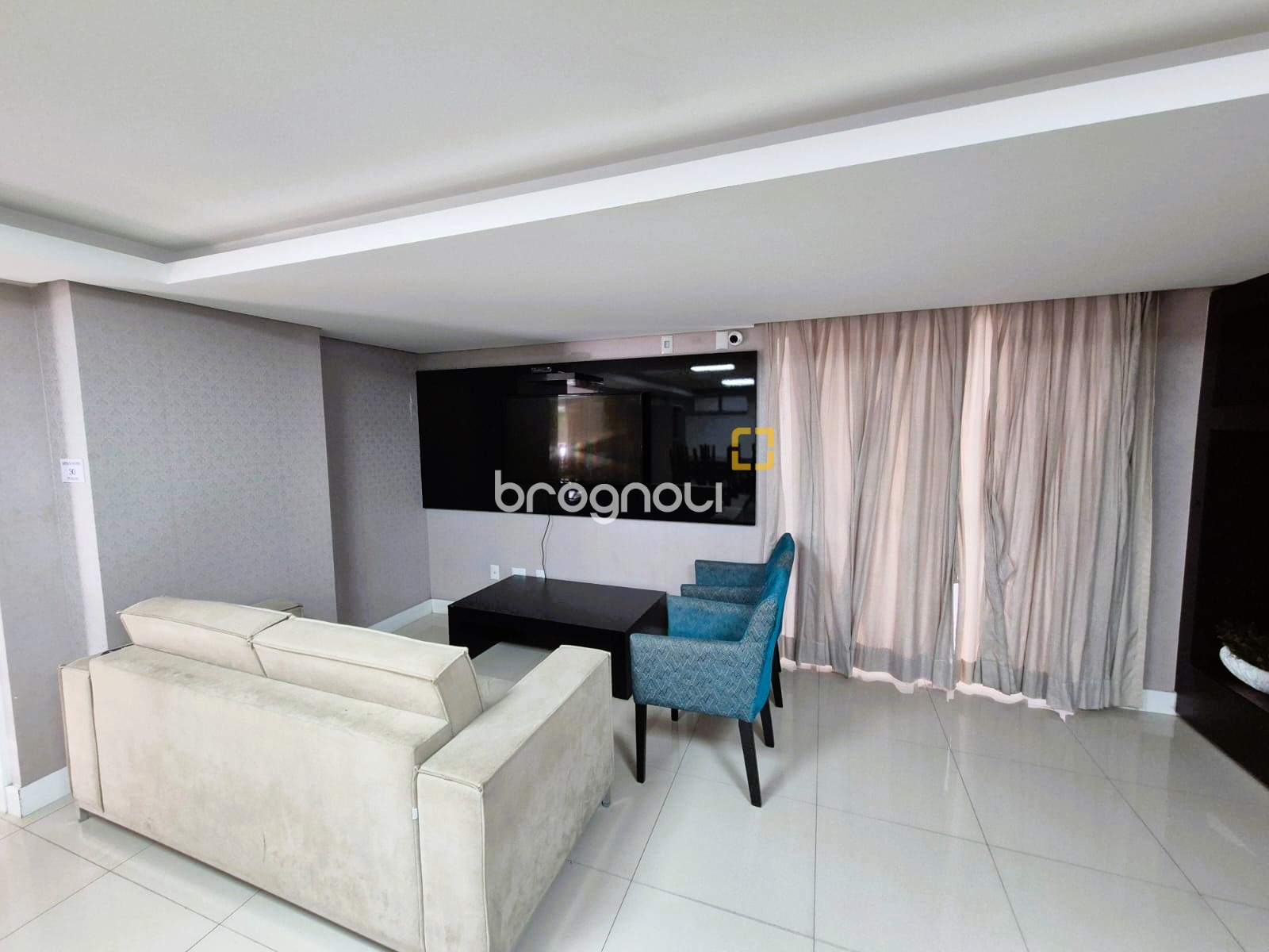 Apartamento com 88m², 2 quartos (sendo 1 suíte), 1 garagem, no bairro Praia Comprida em São José