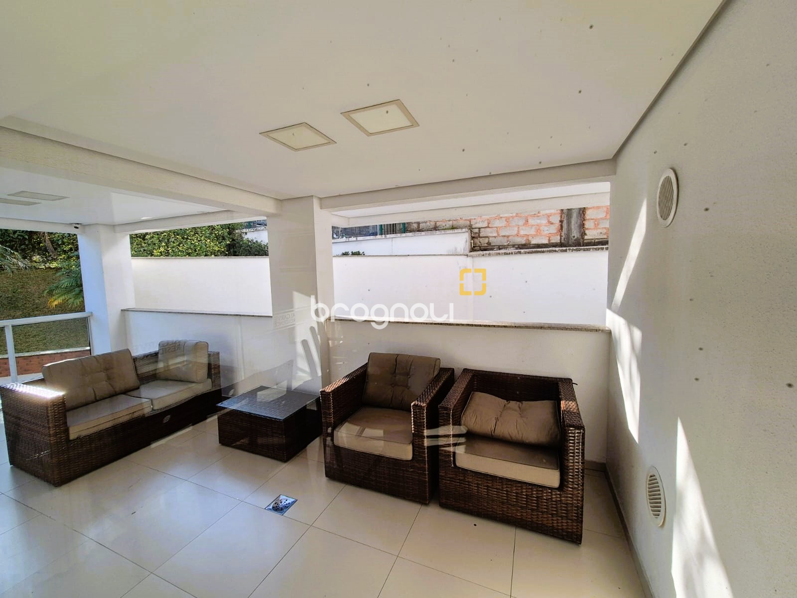 Apartamento com 88m², 2 quartos (sendo 1 suíte), 1 garagem, no bairro Praia Comprida em São José