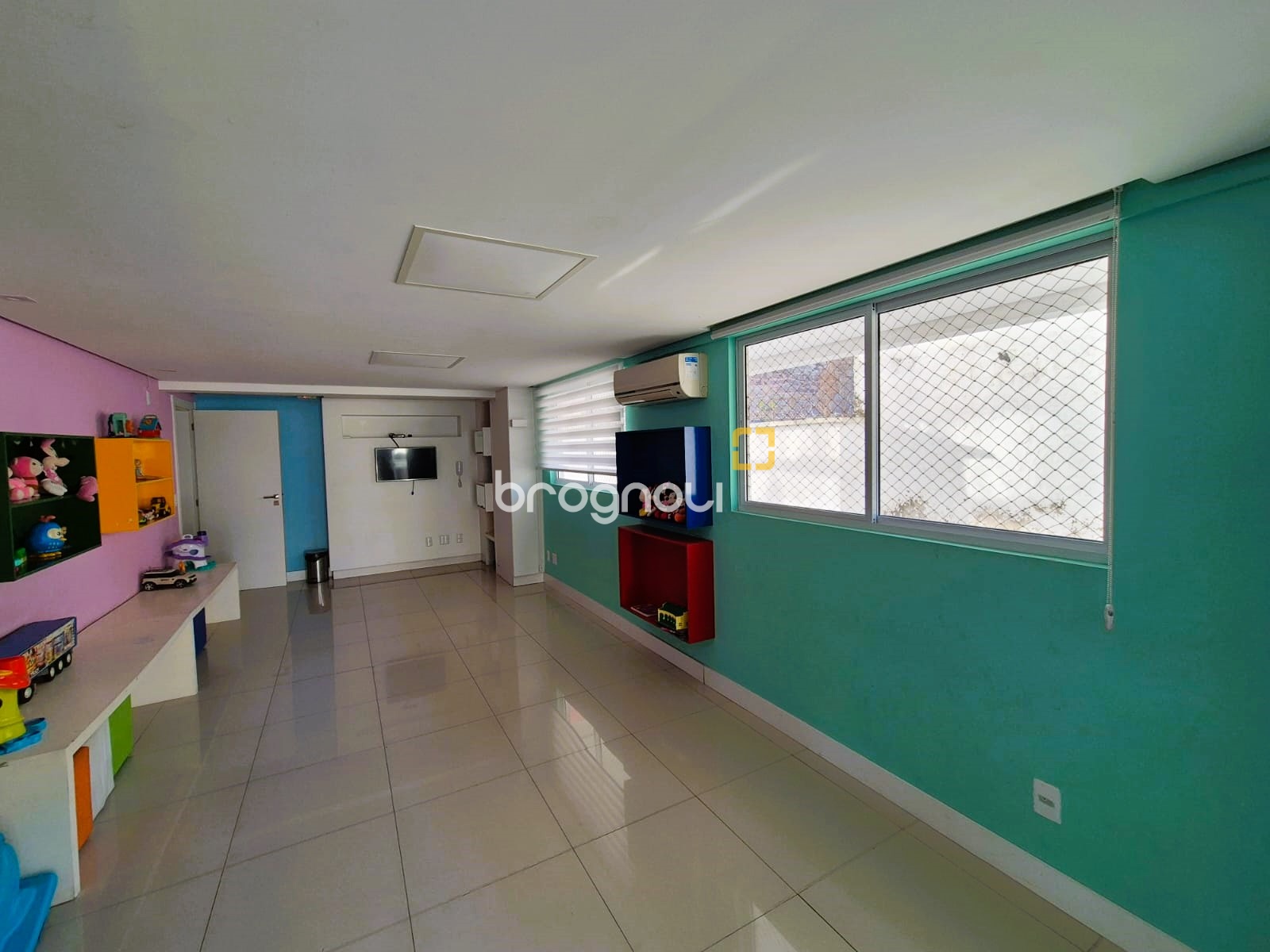 Apartamento com 88m², 2 quartos (sendo 1 suíte), 1 garagem, no bairro Praia Comprida em São José