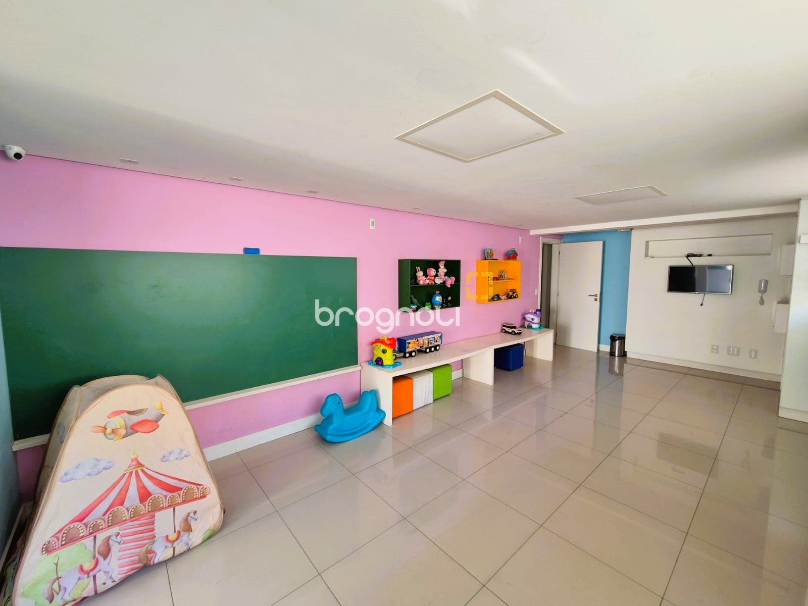 Apartamento com 88m², 2 quartos (sendo 1 suíte), 1 garagem, no bairro Praia Comprida em São José