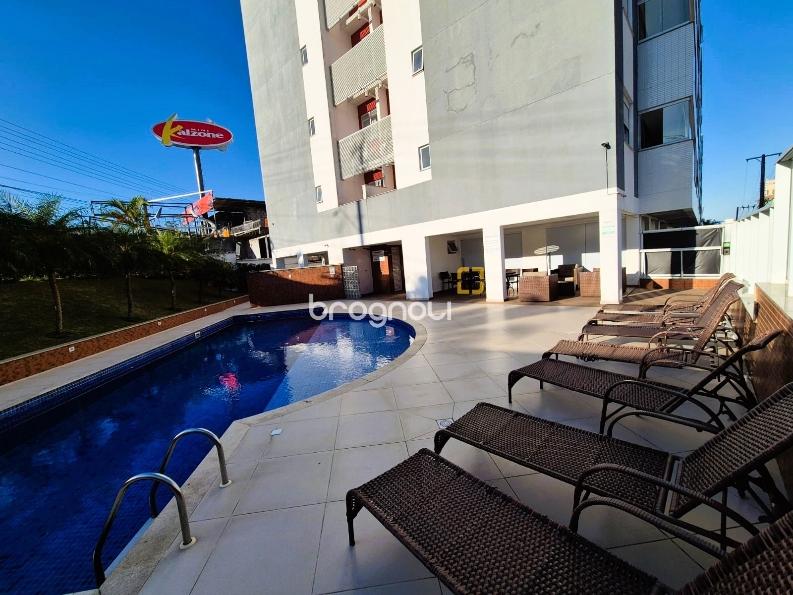 Apartamento com 88m², 2 quartos (sendo 1 suíte), 1 garagem, no bairro Praia Comprida em São José