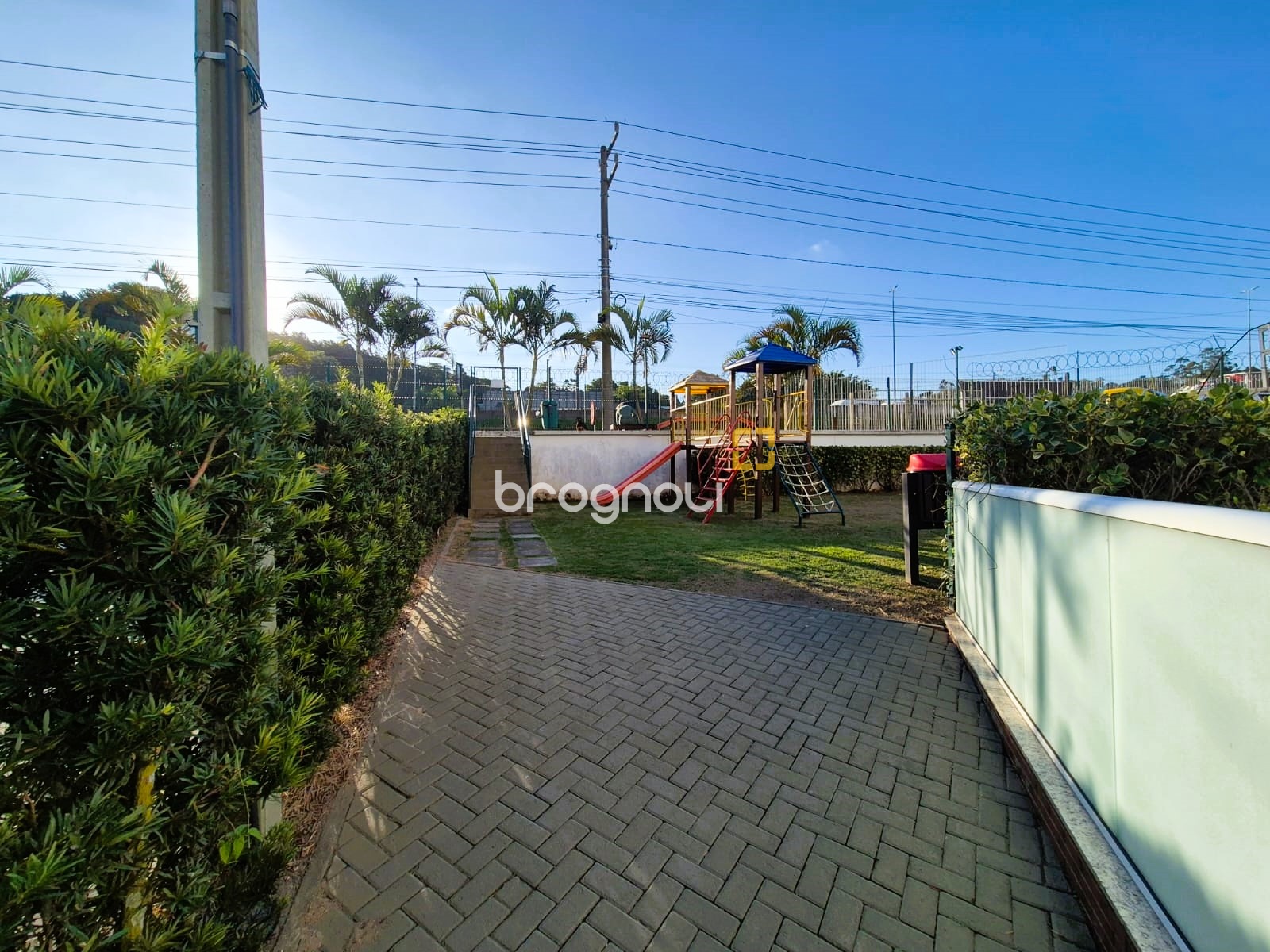 Apartamento com 88m², 2 quartos (sendo 1 suíte), 1 garagem, no bairro Praia Comprida em São José