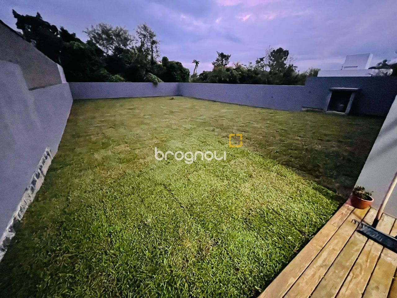 Casa com 200m², 4 quartos (sendo 1 suíte), 4 garagens, no bairro Córrego Grande em Florianópolis