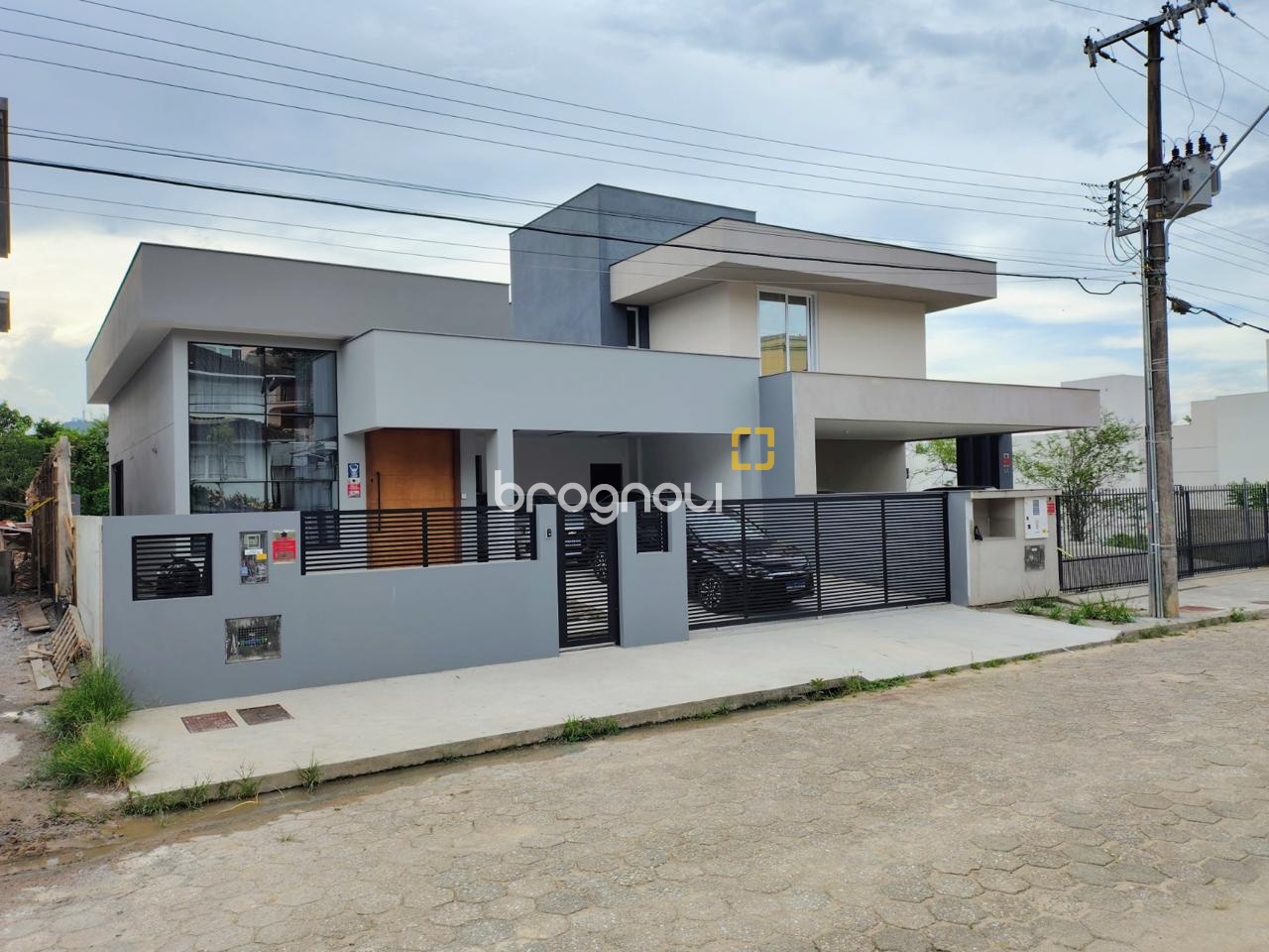 Casa com 200m², 4 quartos (sendo 1 suíte), 4 garagens, no bairro Córrego Grande em Florianópolis