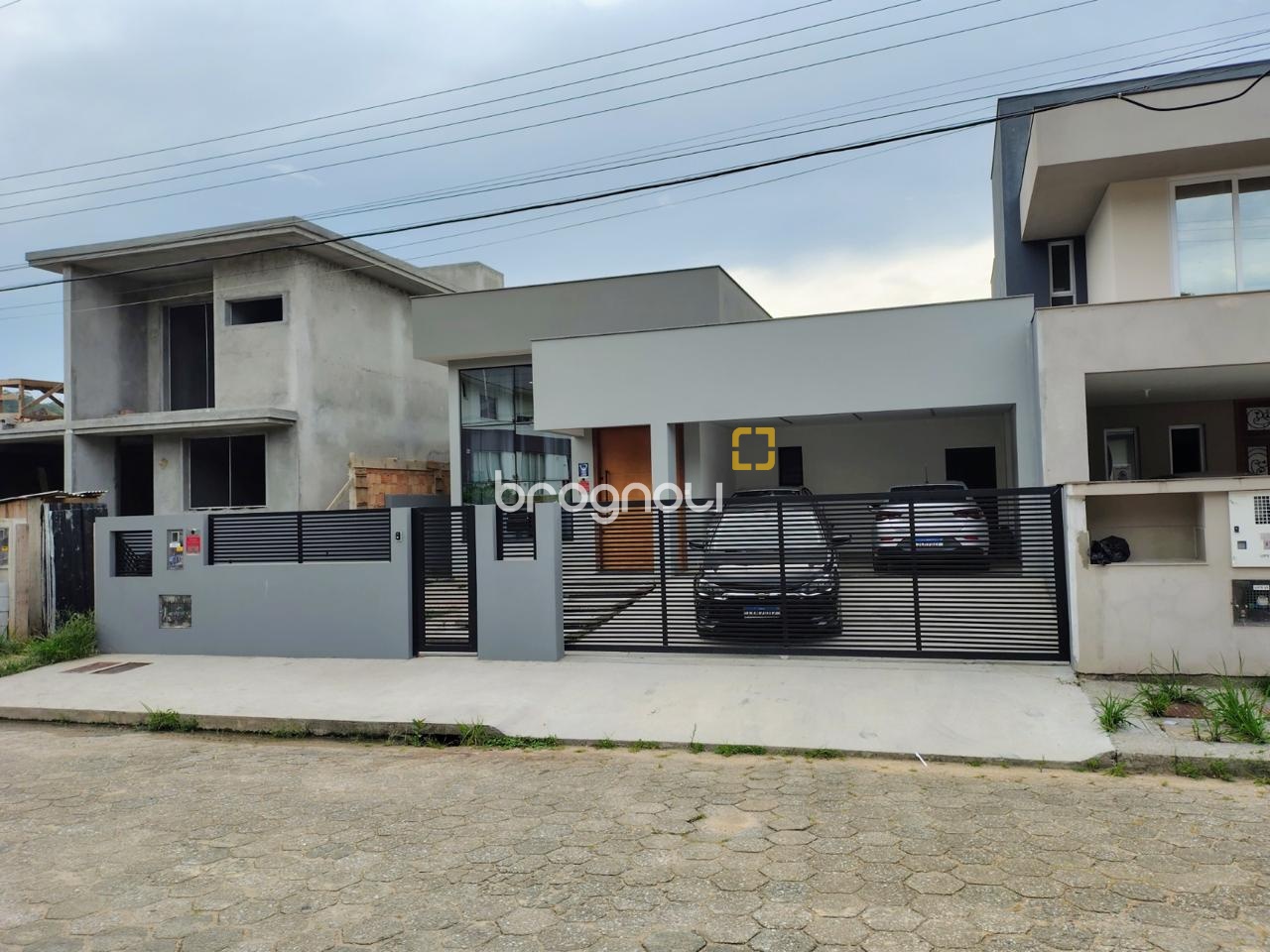 Casa com 200m², 4 quartos (sendo 1 suíte), 4 garagens, no bairro Córrego Grande em Florianópolis