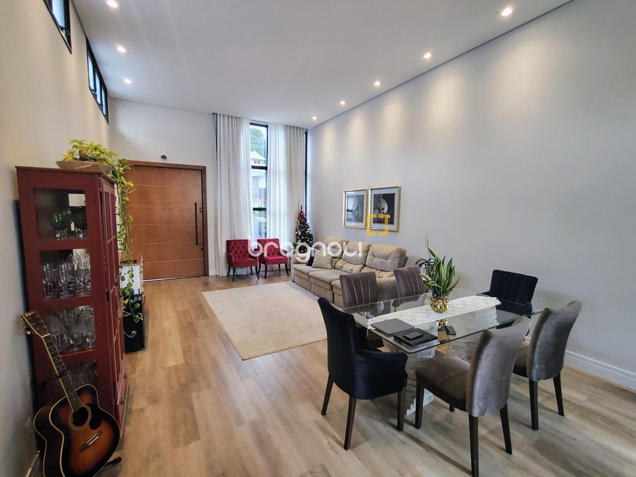 Casa com 200m², 4 quartos (sendo 1 suíte), 4 garagens, no bairro Córrego Grande em Florianópolis