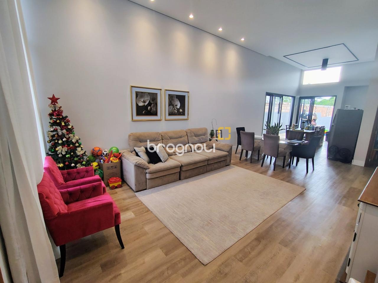 Casa com 200m², 4 quartos (sendo 1 suíte), 4 garagens, no bairro Córrego Grande em Florianópolis