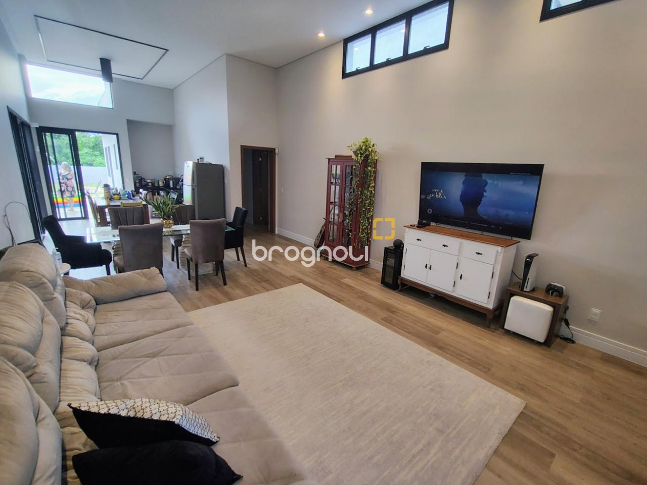 Casa com 200m², 4 quartos (sendo 1 suíte), 4 garagens, no bairro Córrego Grande em Florianópolis