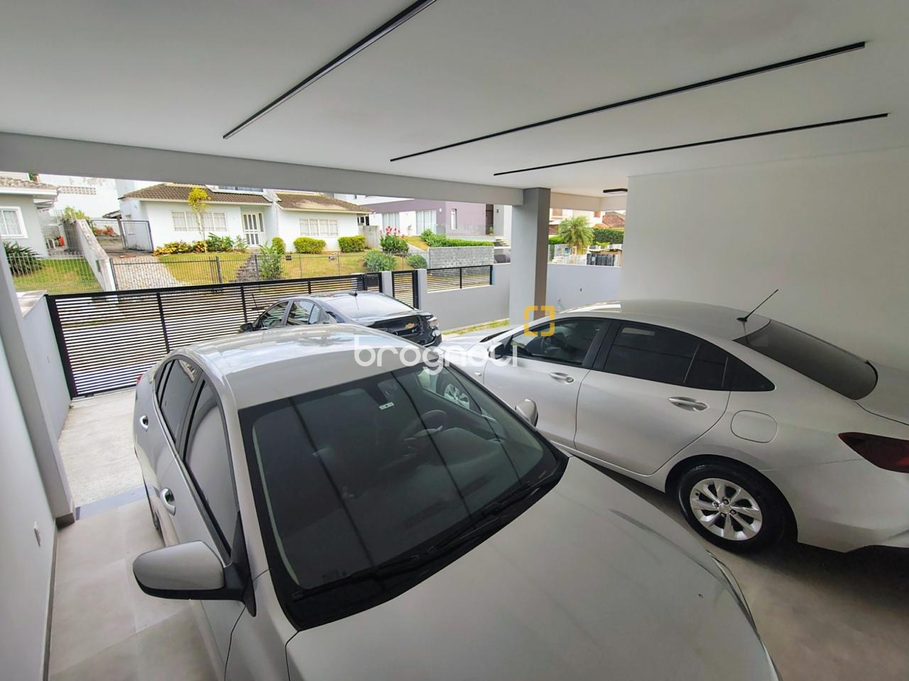 Casa com 200m², 4 quartos (sendo 1 suíte), 4 garagens, no bairro Córrego Grande em Florianópolis
