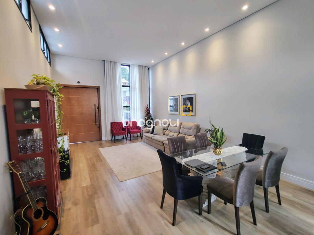 Casa com 200m², 4 quartos (sendo 1 suíte), 4 garagens, no bairro Córrego Grande em Florianópolis