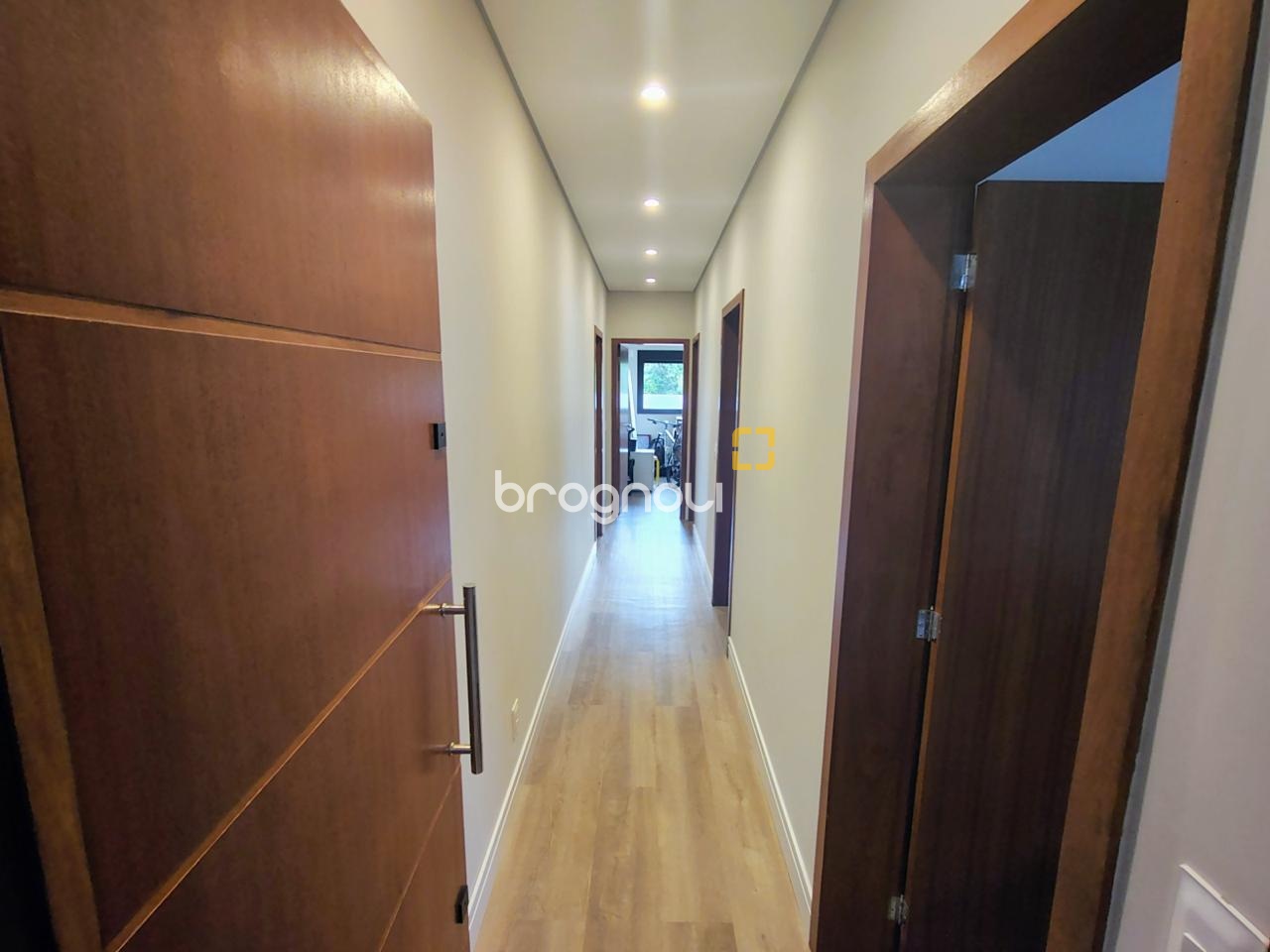 Casa com 200m², 4 quartos (sendo 1 suíte), 4 garagens, no bairro Córrego Grande em Florianópolis