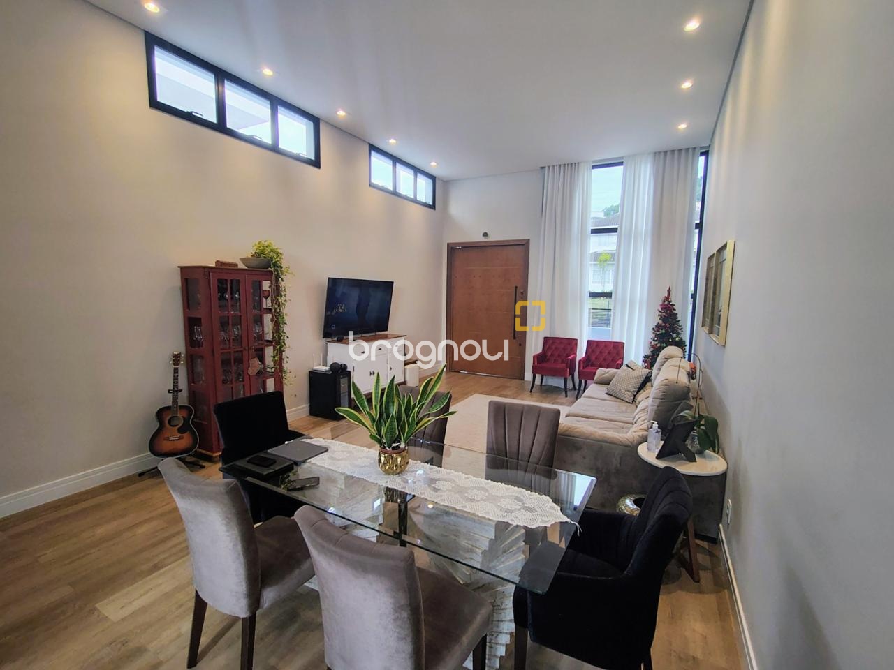Casa com 200m², 4 quartos (sendo 1 suíte), 4 garagens, no bairro Córrego Grande em Florianópolis